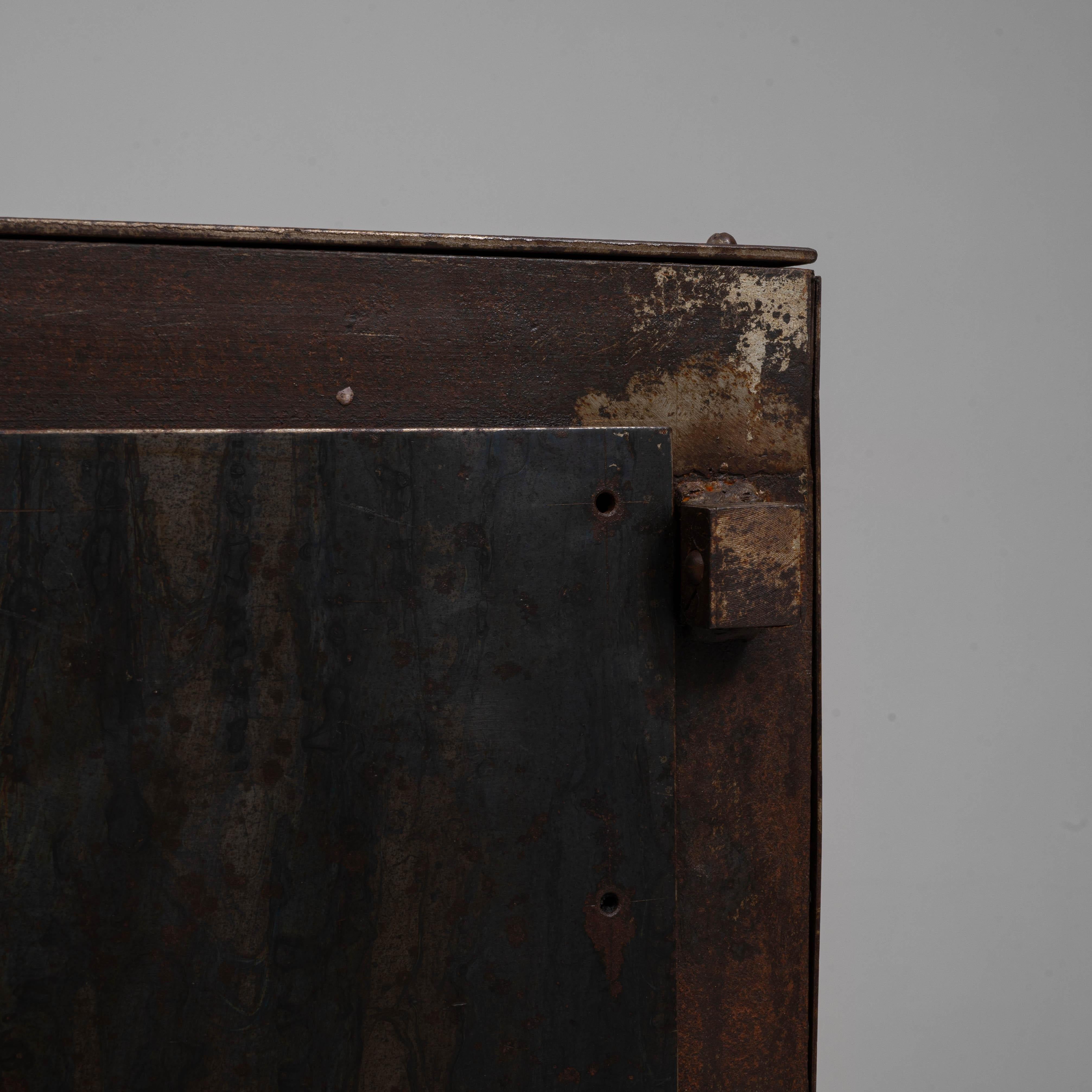 Cassettiera in ferro francese del XX secolo in vendita 4