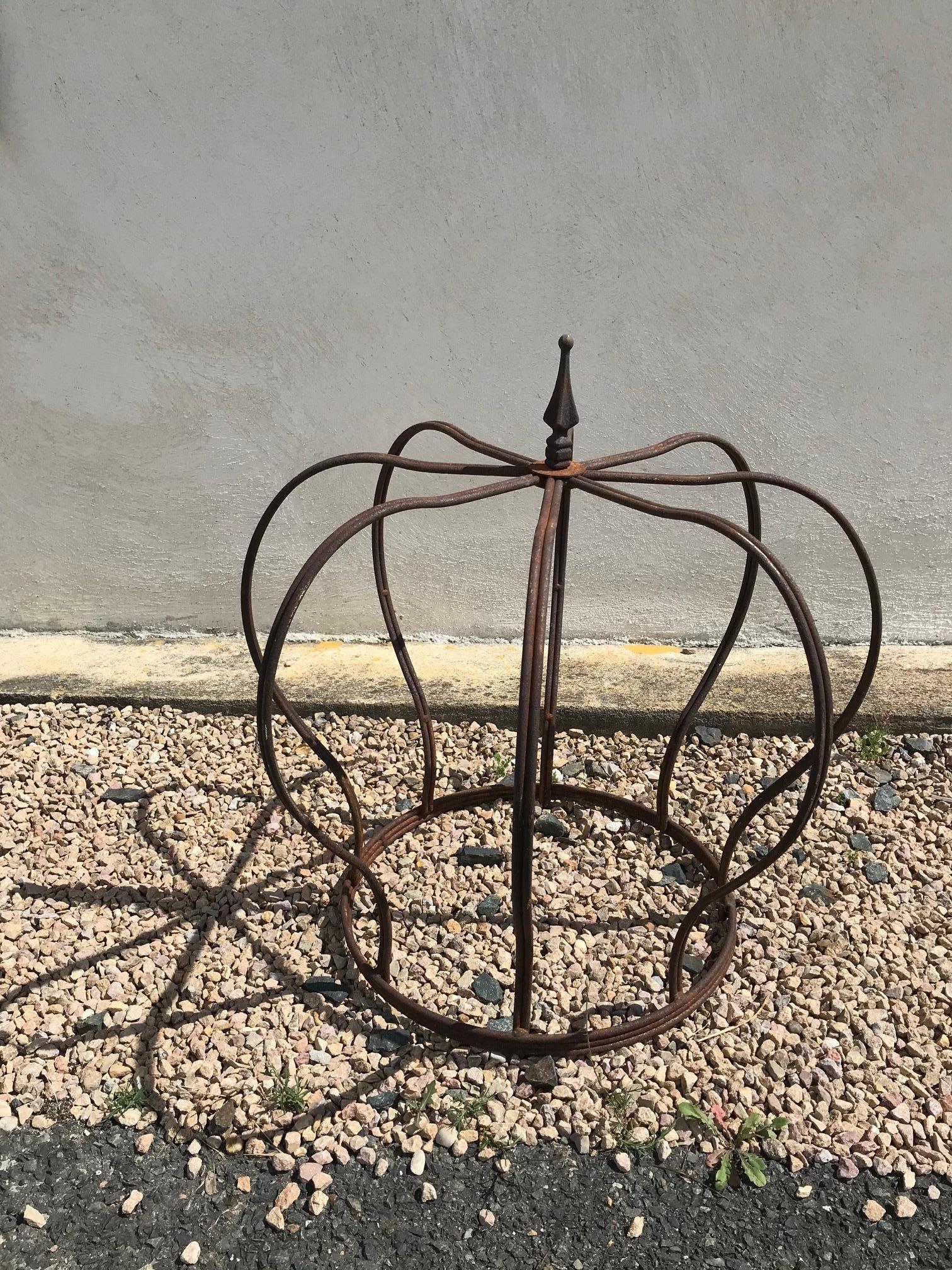 Very nice and original 20th century French iron Crown garden ornament from the 1980s. 
Rusty color for this large garden crown, use as decoration in gardens. 
Rare and high quality.