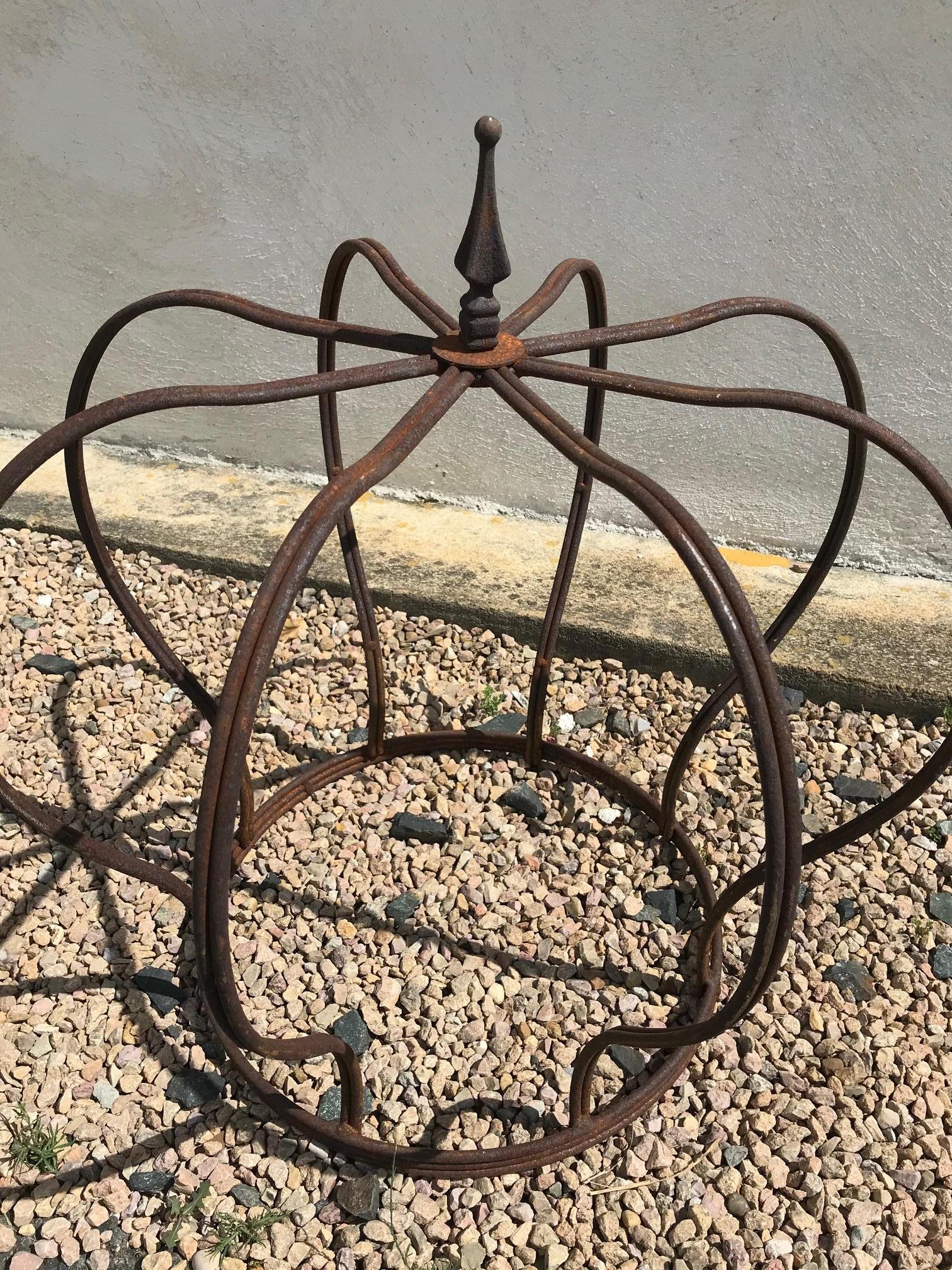 20th Century French Iron Garden Ornament Crown In Good Condition In LEGNY, FR