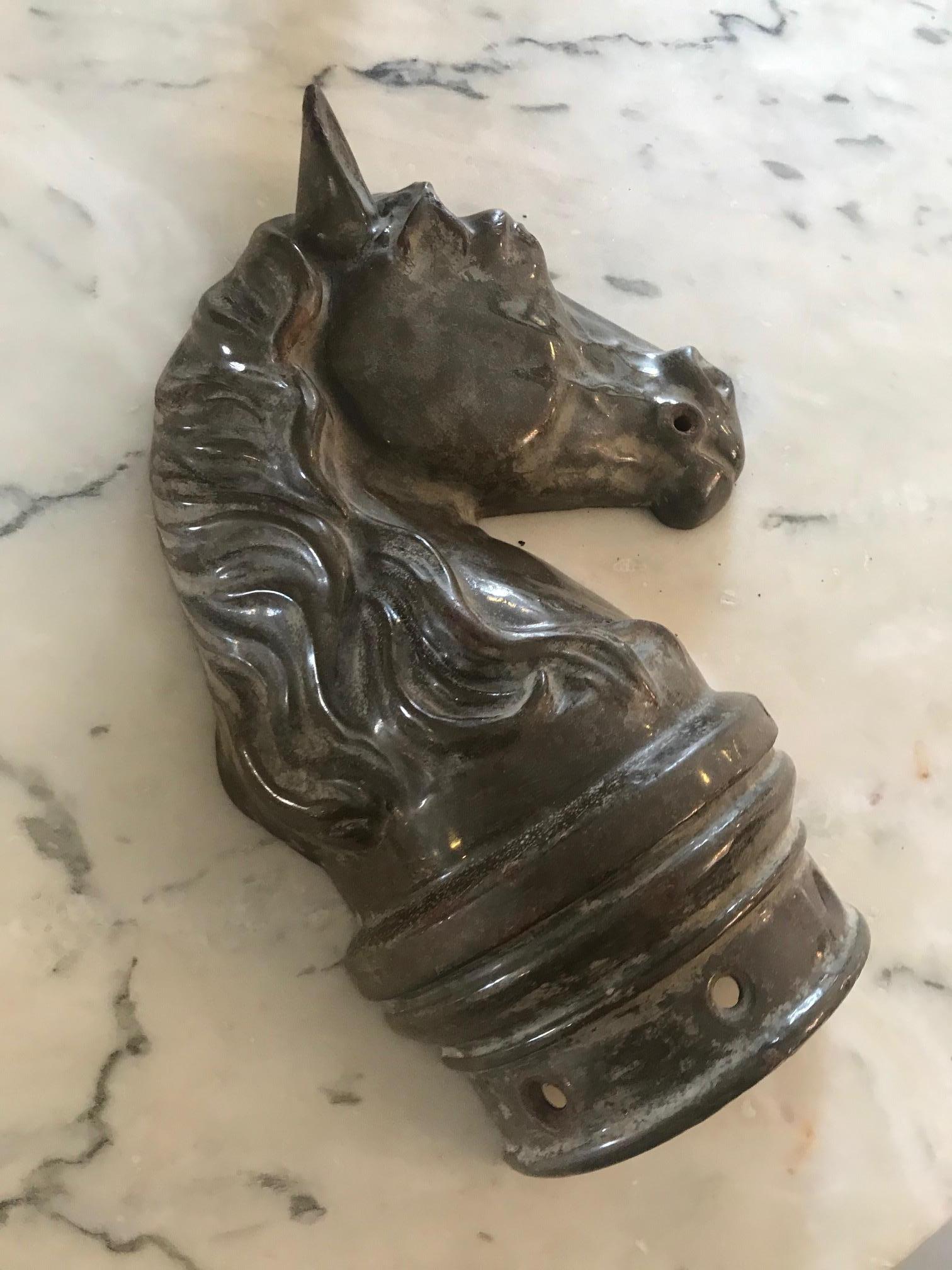 20th century French ceramic iron head's horse ornament.
Placed as an ornament in front of stables.
Good quality and condition.
There is four holes, one in the mouth and three at the bottom.