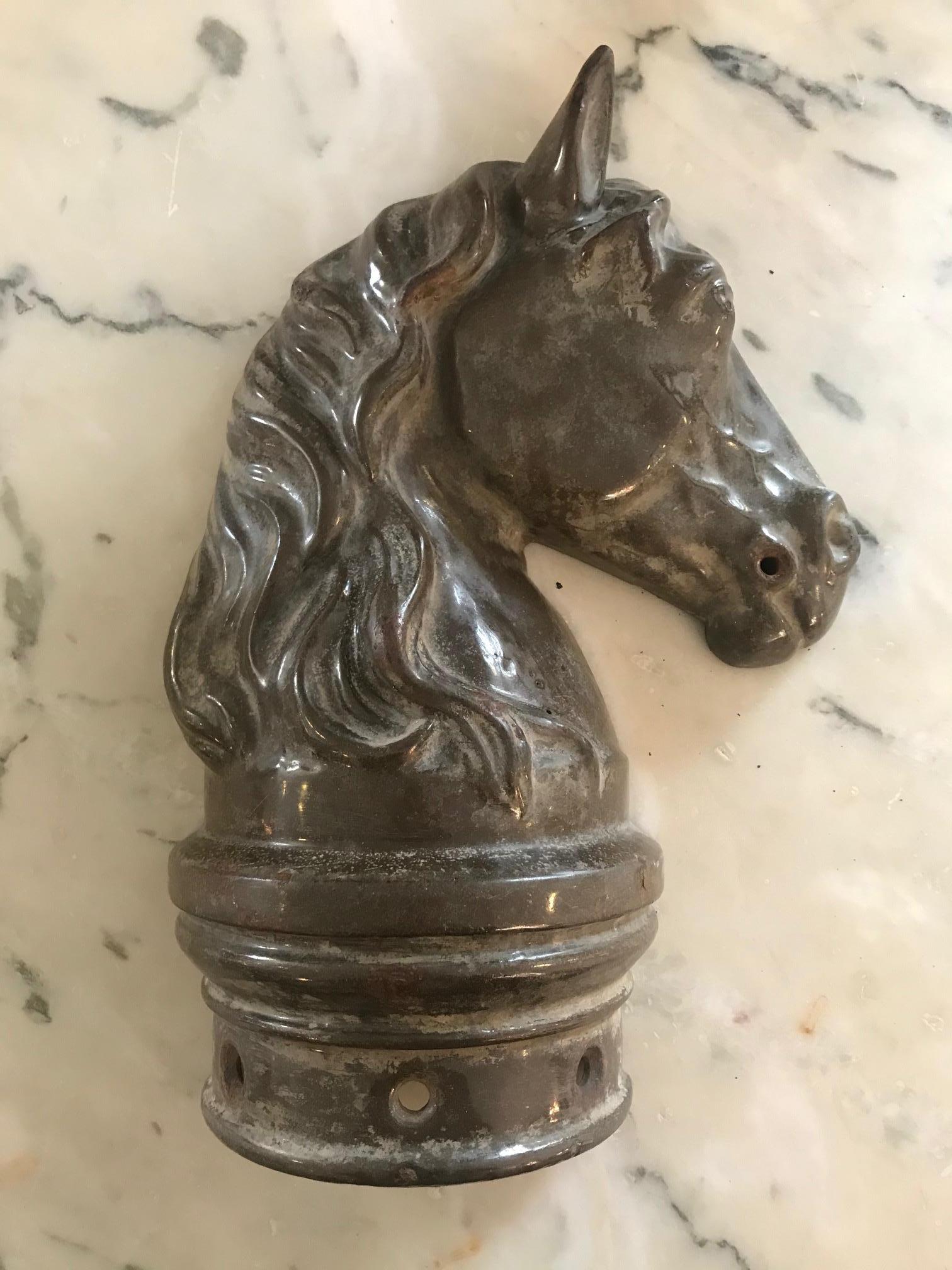 ornement de tête de cheval en fer français du 20ème siècle Bon état - En vente à LEGNY, FR
