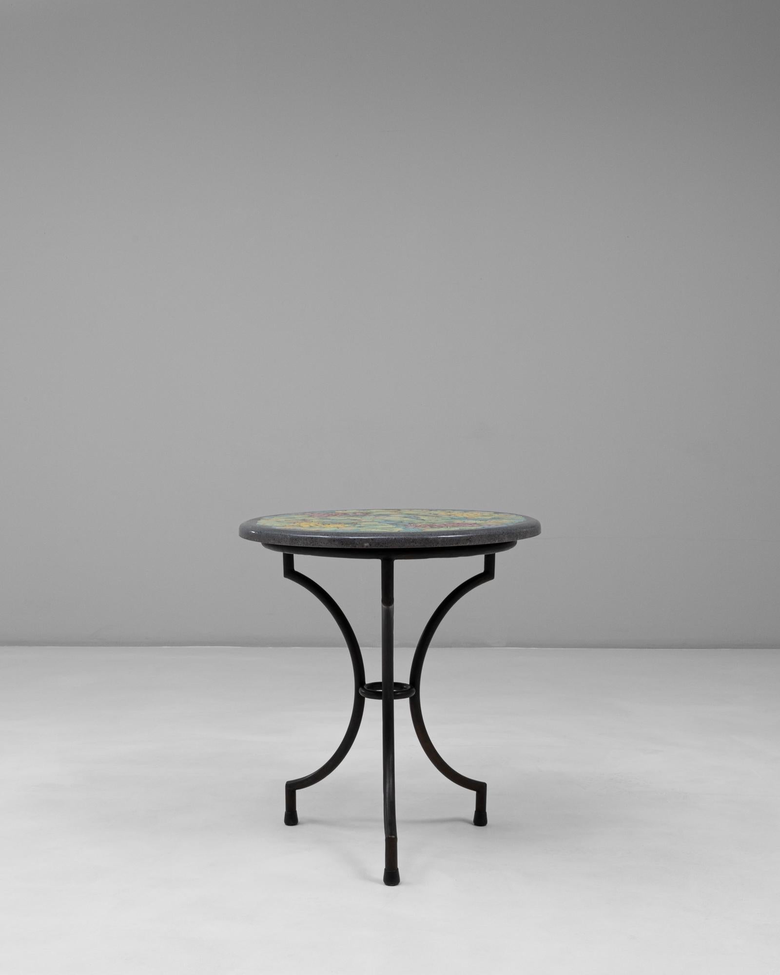 Cette table française du 20e siècle en mosaïque de fer avec plateau en céramique Sicilia Antica peint à la main allie savoir-faire artisanal et caractère méditerranéen vibrant. Le plateau rond est orné de carreaux de céramique à l'émail craquelé,