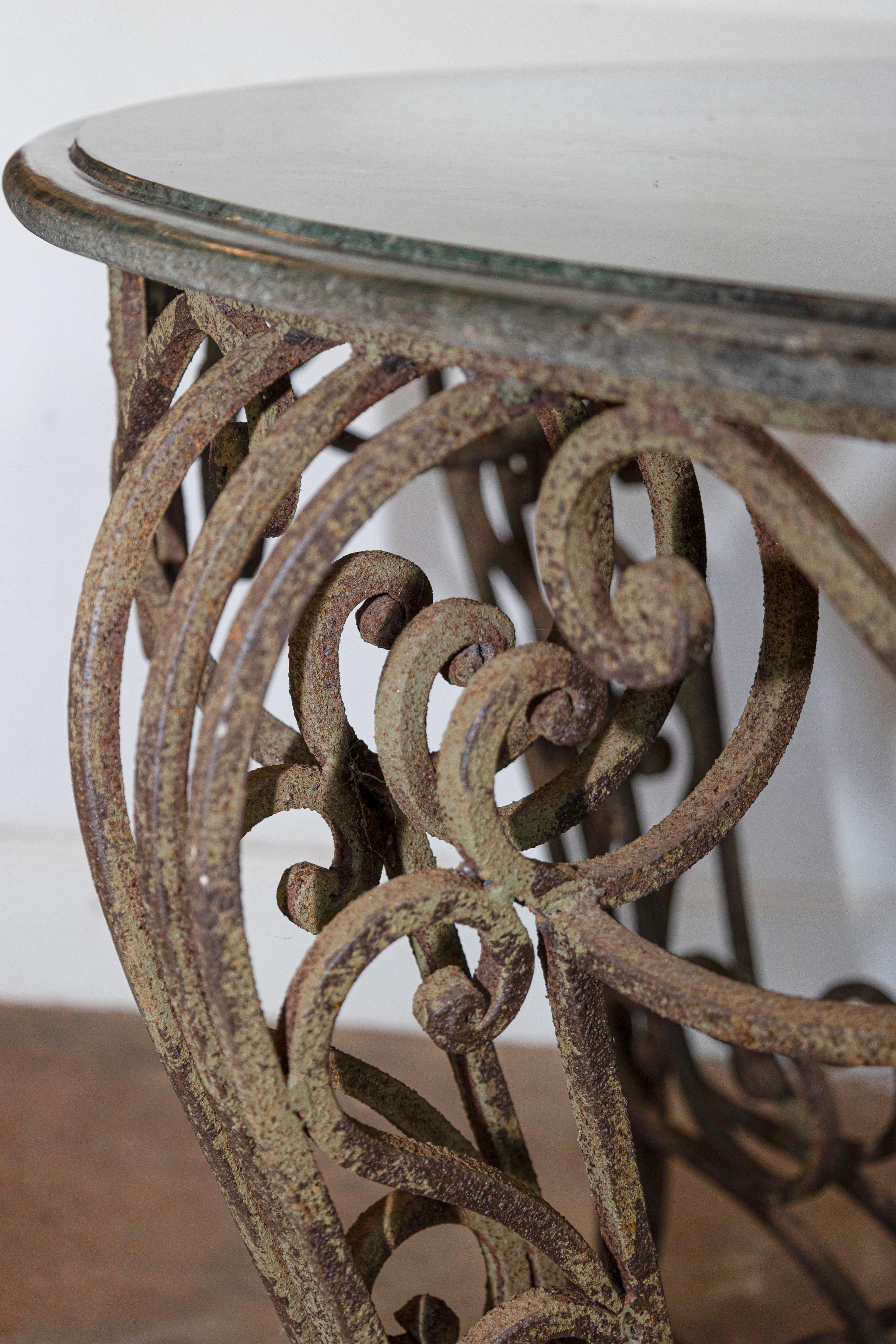Ferronnerie Table centrale ronde française du 20ème siècle avec marbre Verde en vente