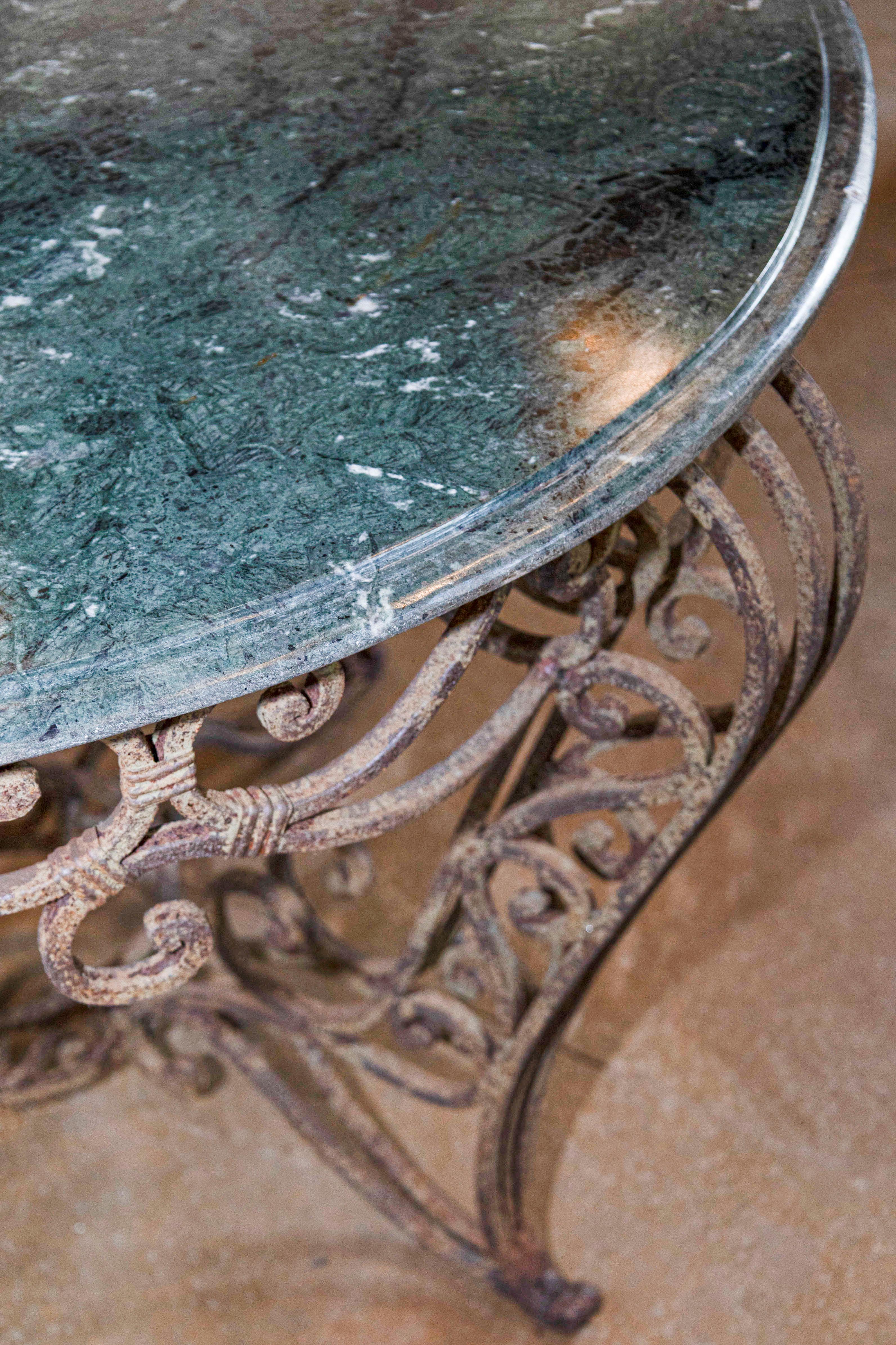 20ième siècle Table centrale ronde française du 20ème siècle avec marbre Verde en vente