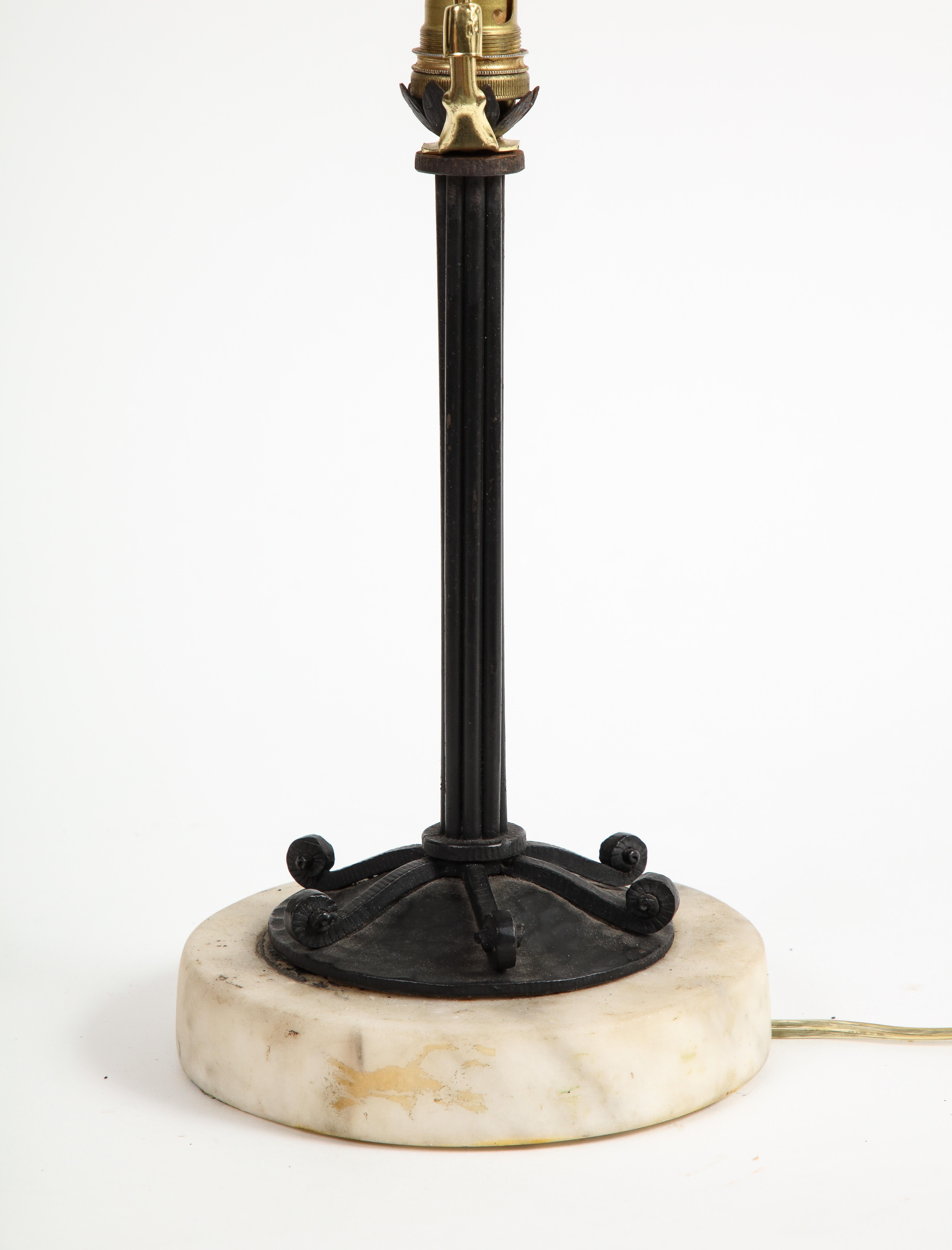 Français Lampe de table en fer du 20e siècle sur socle en marbre en vente