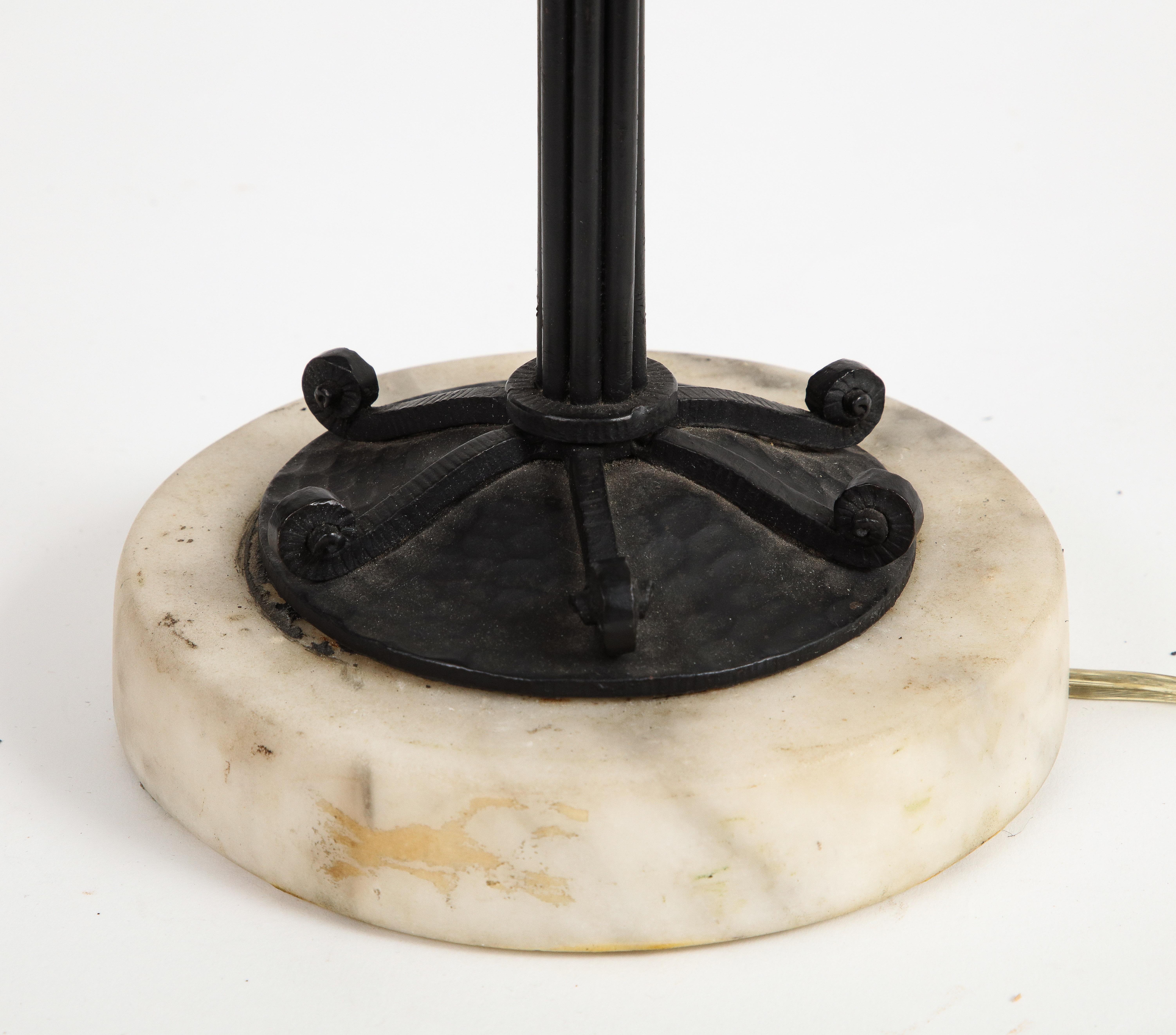 Lampe de table en fer du 20e siècle sur socle en marbre en vente 2