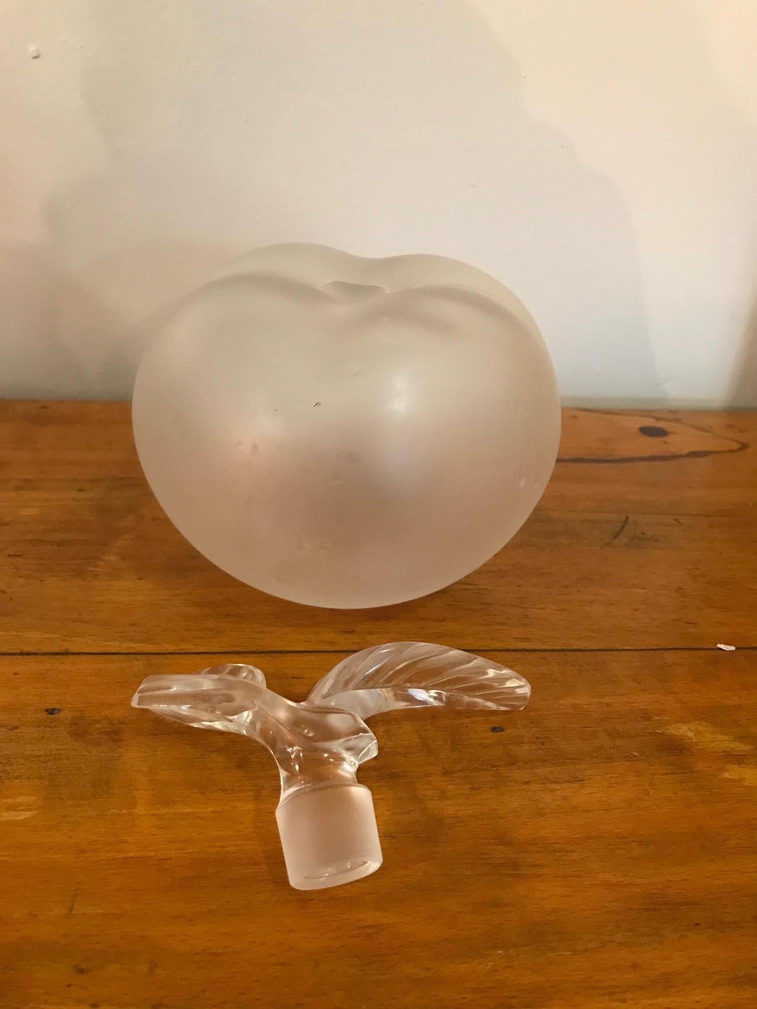 20th Century French Lalique Glass Apple for Nina Ricci Perfume Bottle, 1952 In Good Condition For Sale In LEGNY, FR