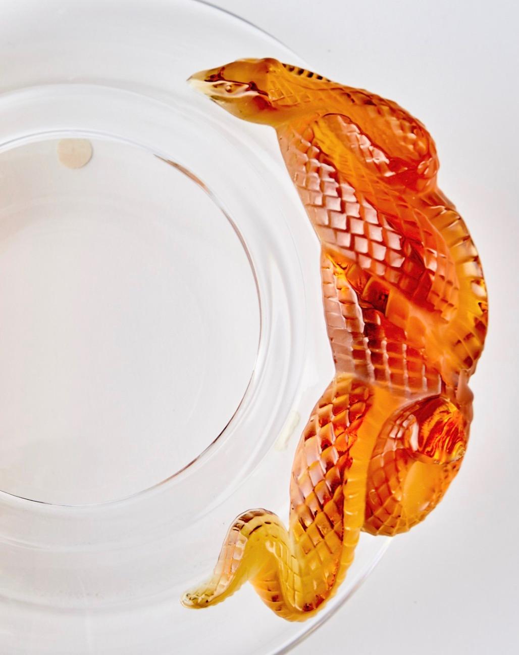 Cuenco decorativo de serpiente de cristal moldeado Lalique francés del siglo XX en venta 3