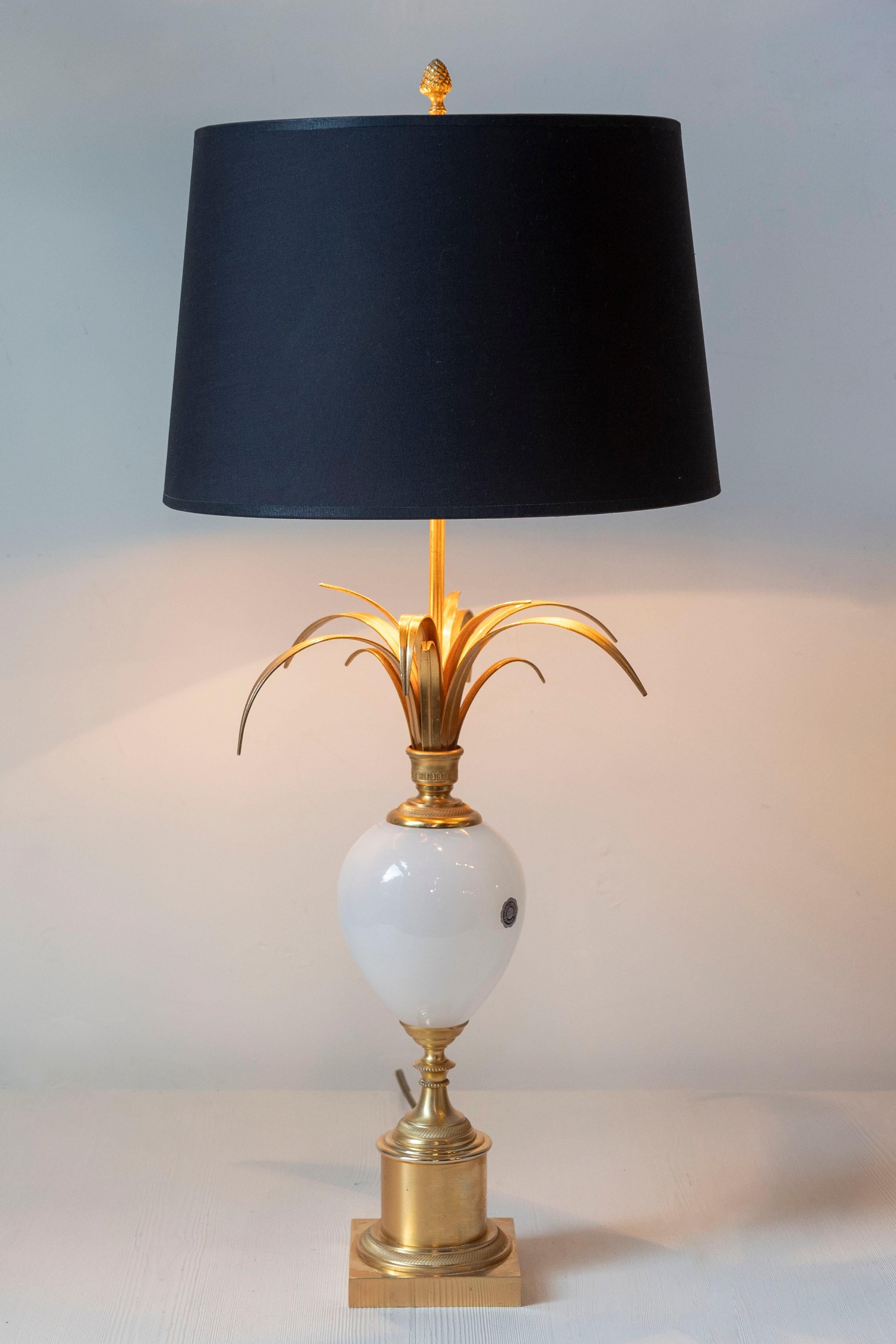 Esta llamativa lámpara francesa del siglo XX combina una elegancia atemporal con un diseño atrevido y escultural, lo que la convierte en una pieza destacada para cualquier interior sofisticado. La lámpara presenta una base en forma de urna de