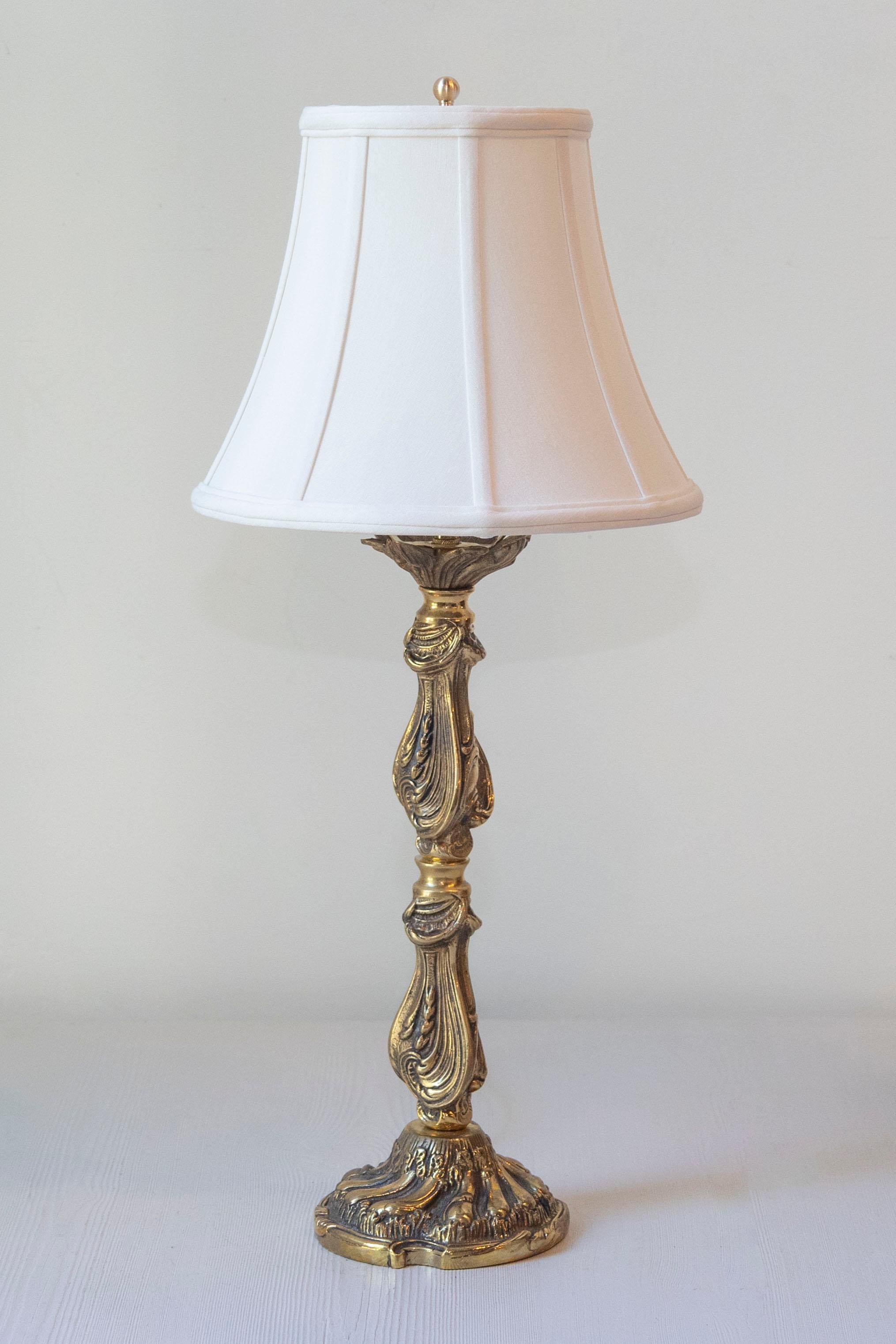 Este gran candelabro de estilo Art Nouveau, elaborado en bronce pulido con un tono dorado, se ha reutilizado maravillosamente como lámpara. Este diseño, originario de hacia 1900, presenta líneas fluidas y orgánicas e intrincados motivos de volutas,