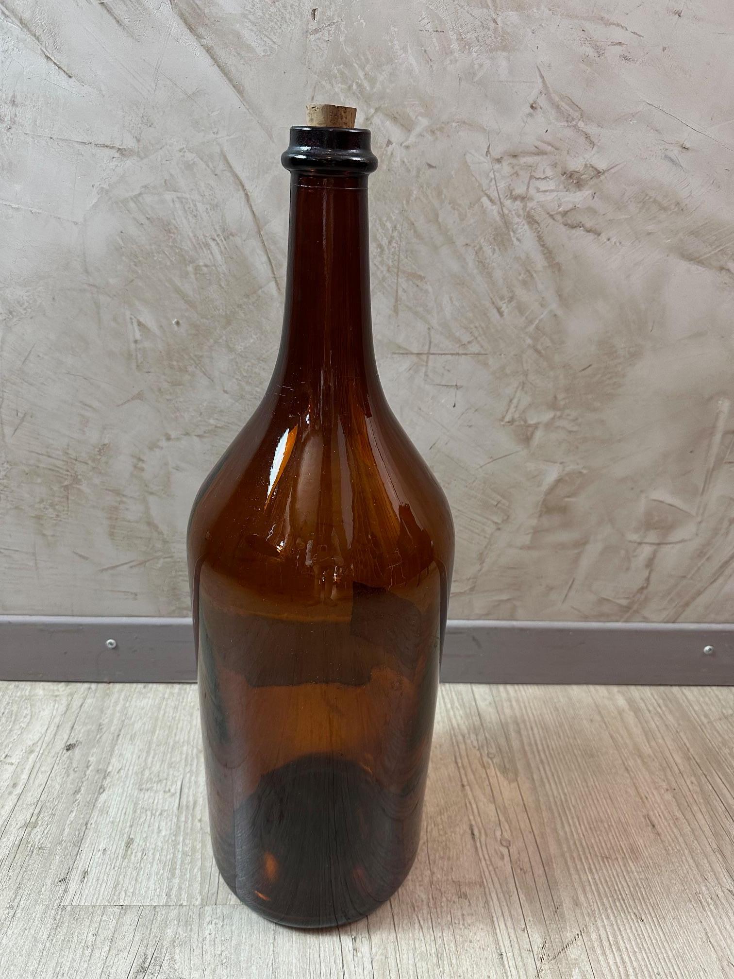 Gran botella francesa de vidrio ámbar del siglo XX en venta 4