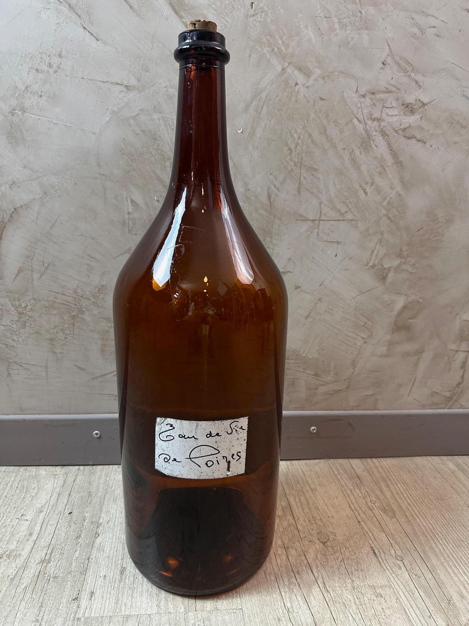 Gran botella francesa de vidrio ámbar del siglo XX mediados del siglo XX en venta