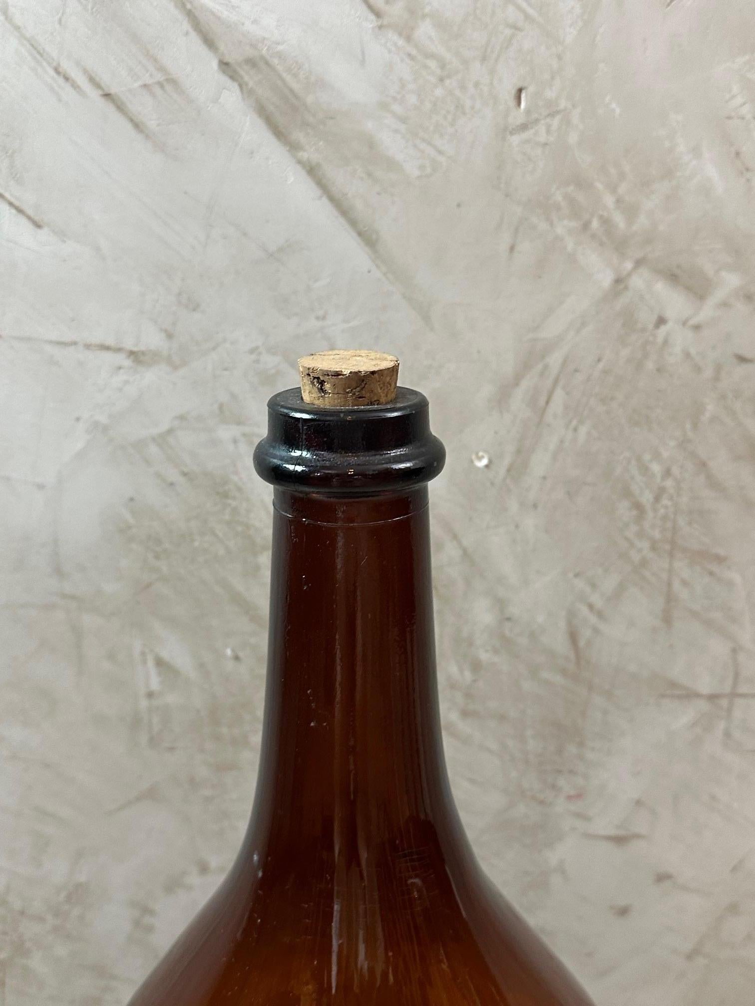 Gran botella francesa de vidrio ámbar del siglo XX en venta 1