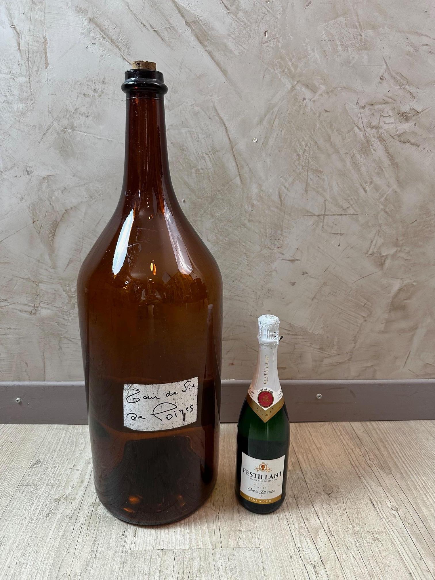 Gran botella francesa de vidrio ámbar del siglo XX en venta 2