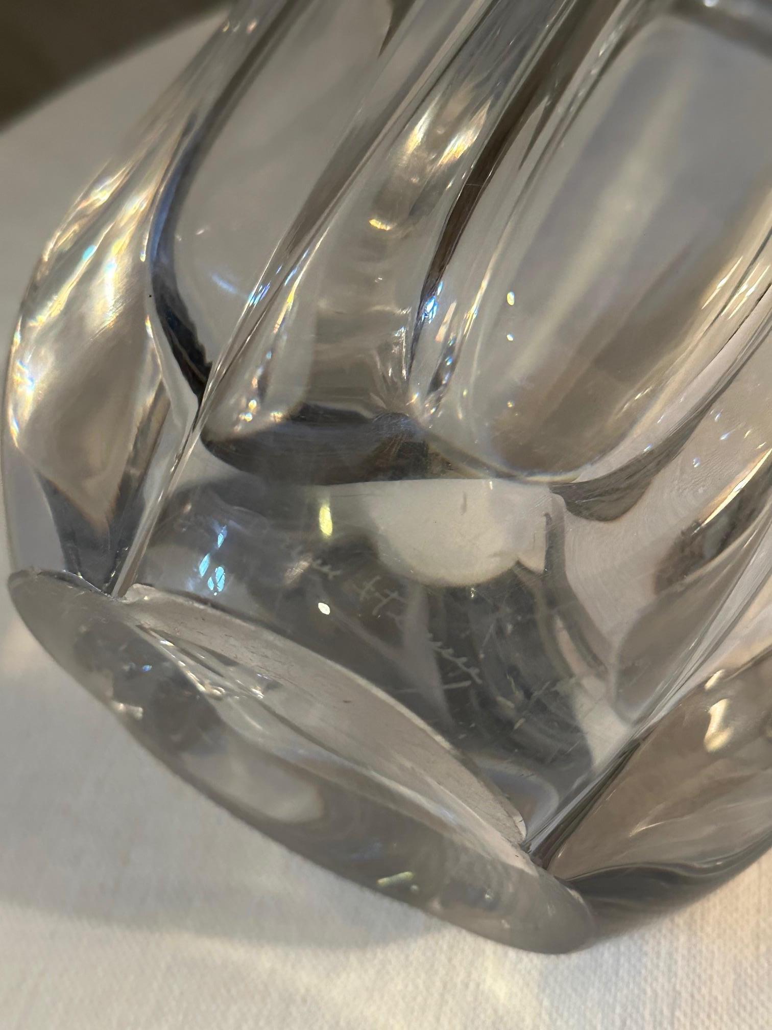Grand vase en cristal de Daum des années 60 en bon état, on peut juste voir quelques rayures. Belle forme et taille impressionnante. 
Idéal pour réaliser de grands et beaux bouquets.