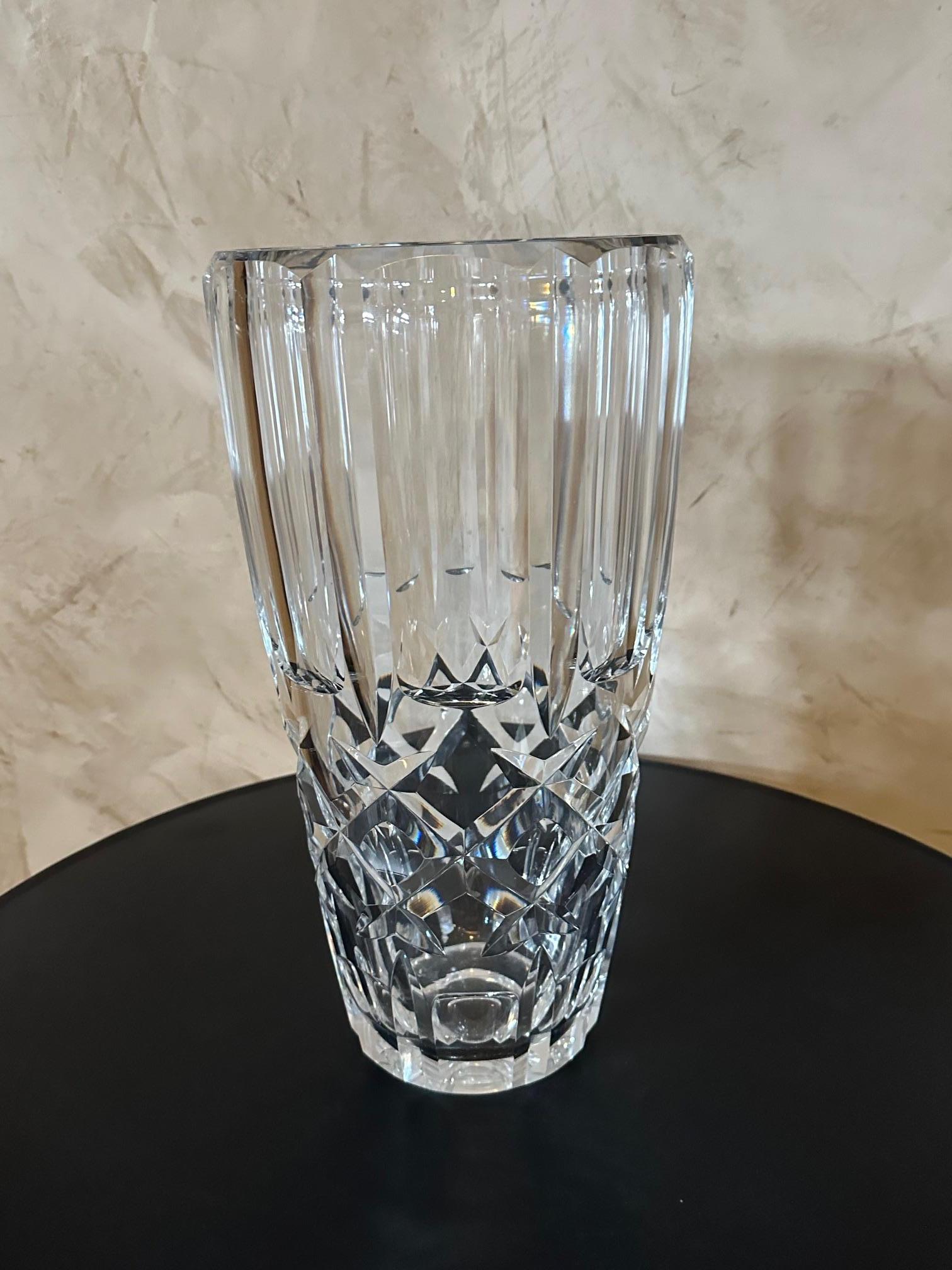 Très beau et grand vase en cristal signé par Schneider. Très beaux détails de gravure sur cristal.
Idéal pour décorer avec un grand bouquet de fleurs. Très bon état et superbe qualité.