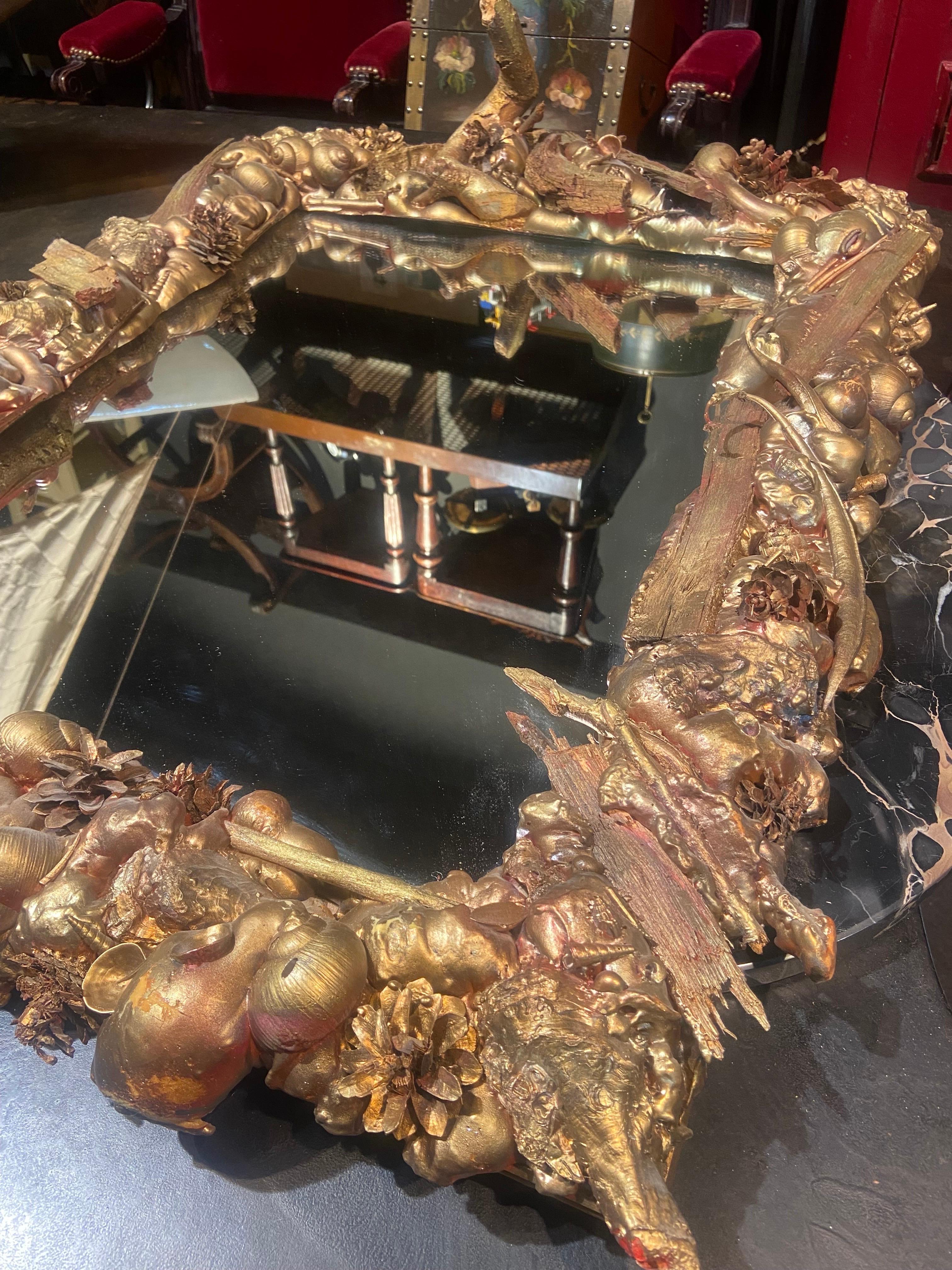 Unique grand miroir hade fait de matériaux naturels collectés dans les bois et la mer et peints en bronze. Une œuvre d'art très délicate et très belle.
France, vers 1970