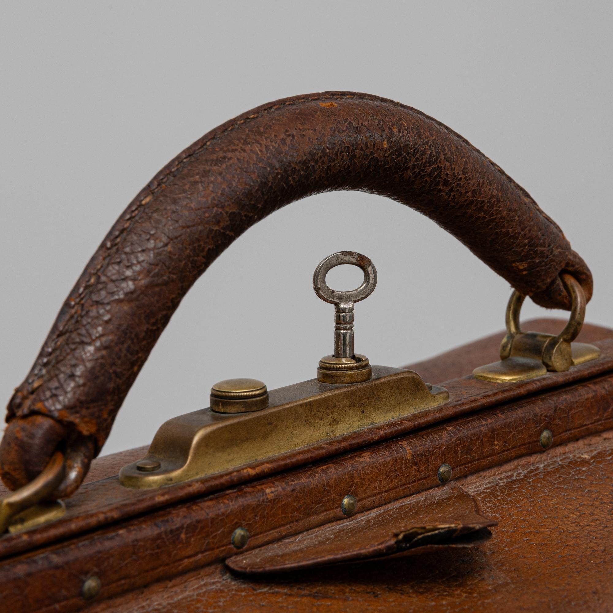 Borsa in pelle francese del XX secolo in vendita 7