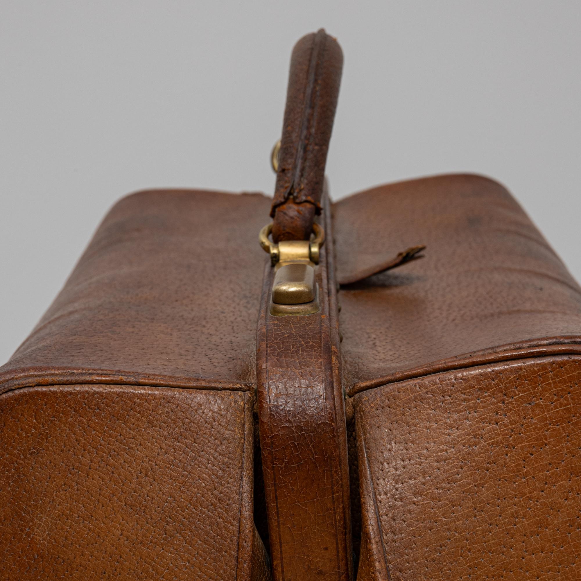 Borsa in pelle francese del XX secolo in vendita 9