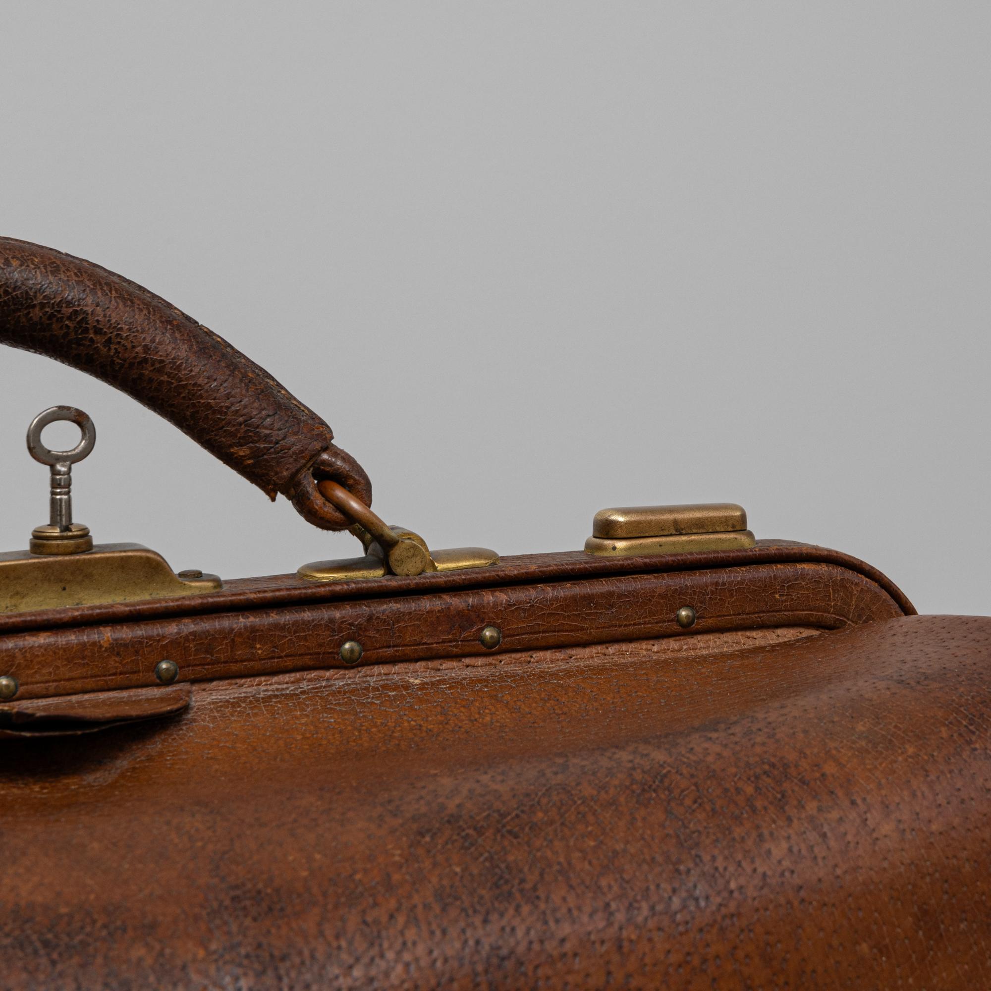 Borsa in pelle francese del XX secolo in vendita 10