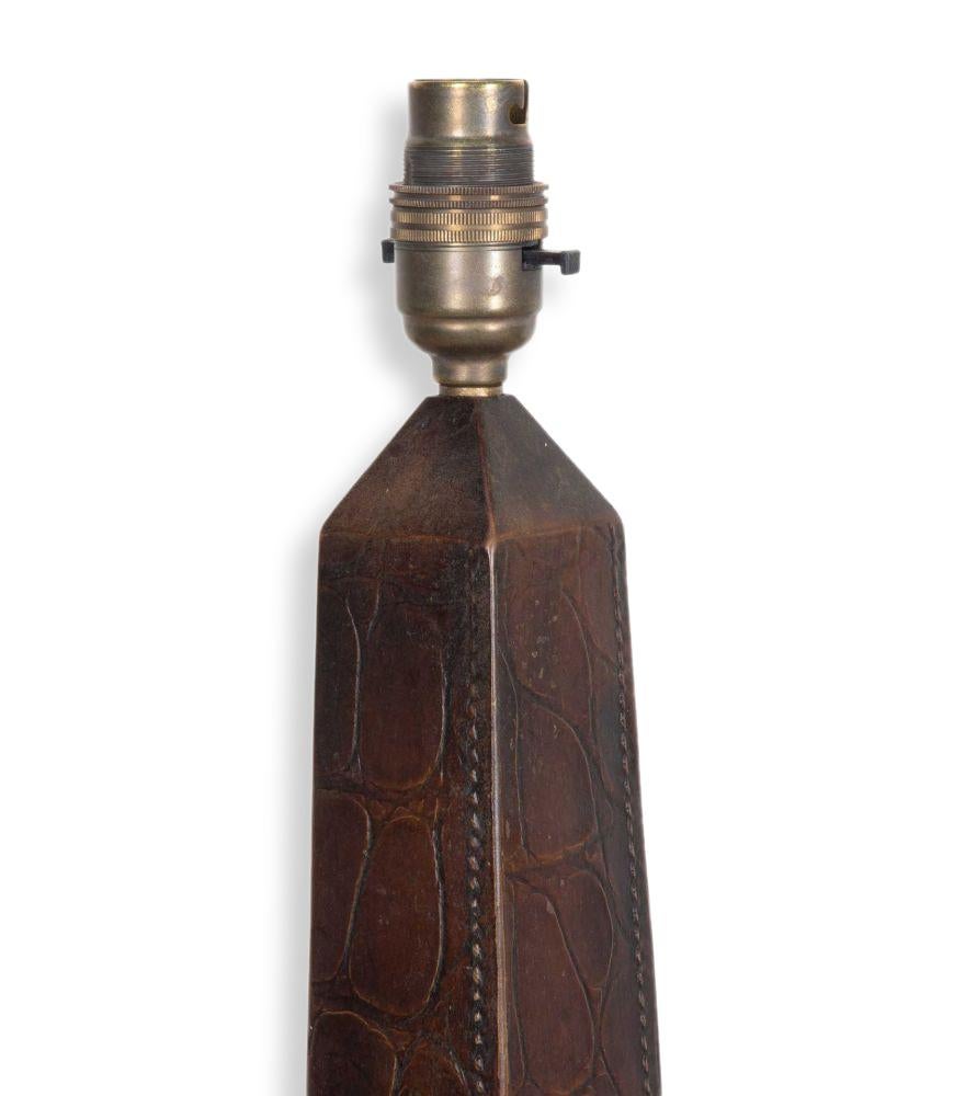 20ième siècle Lampe de table en cuir français du 20e siècle en vente