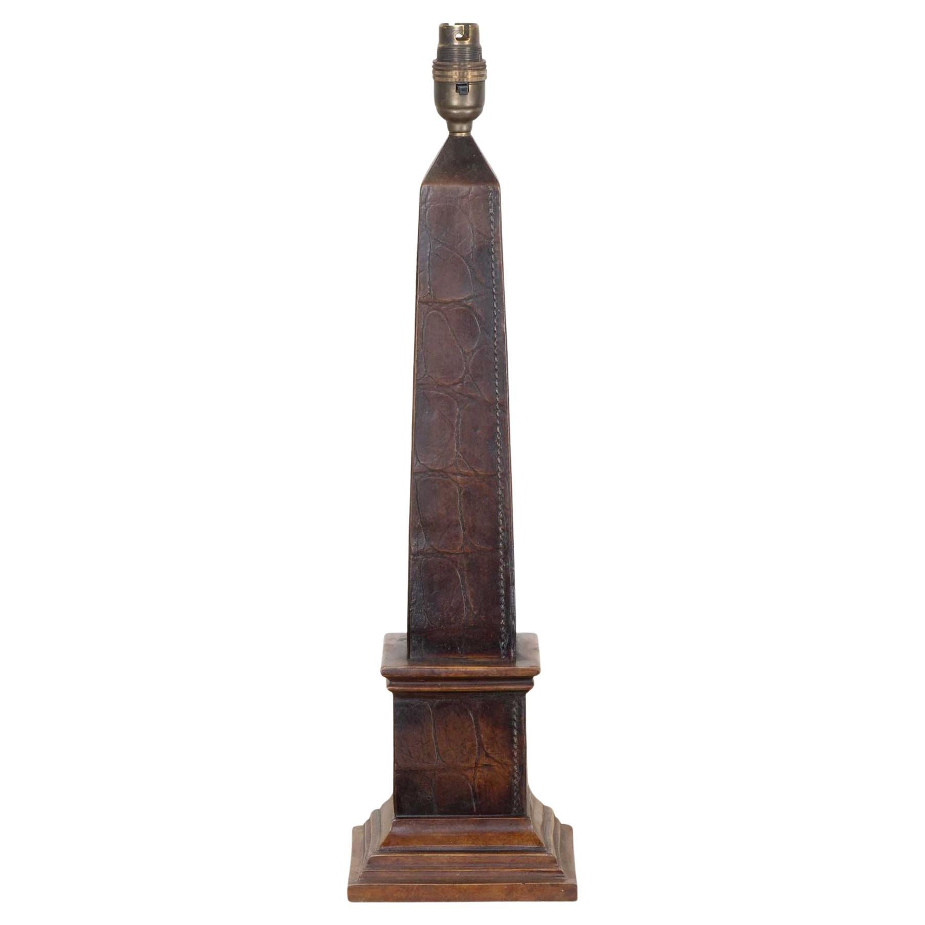 Lampe de table en cuir français du 20e siècle en vente