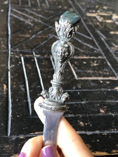 Tagliacarte francese del XX secolo ben decorato con pietra verde sulla parte superiore