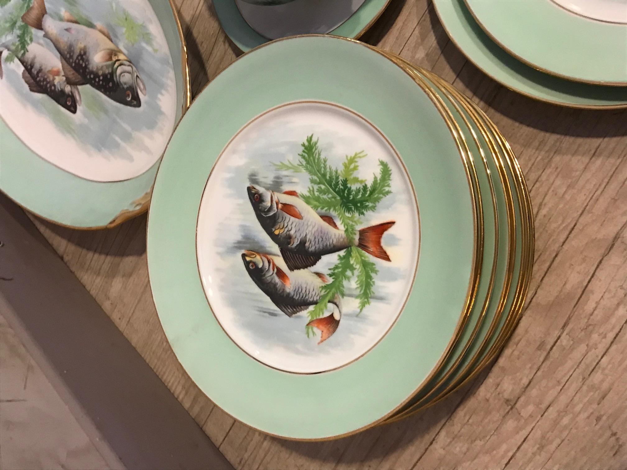 Vajilla de pescado de porcelana francesa de Limoges del siglo XX pintada a mano, años 50 en Bueno estado para la venta en LEGNY, FR