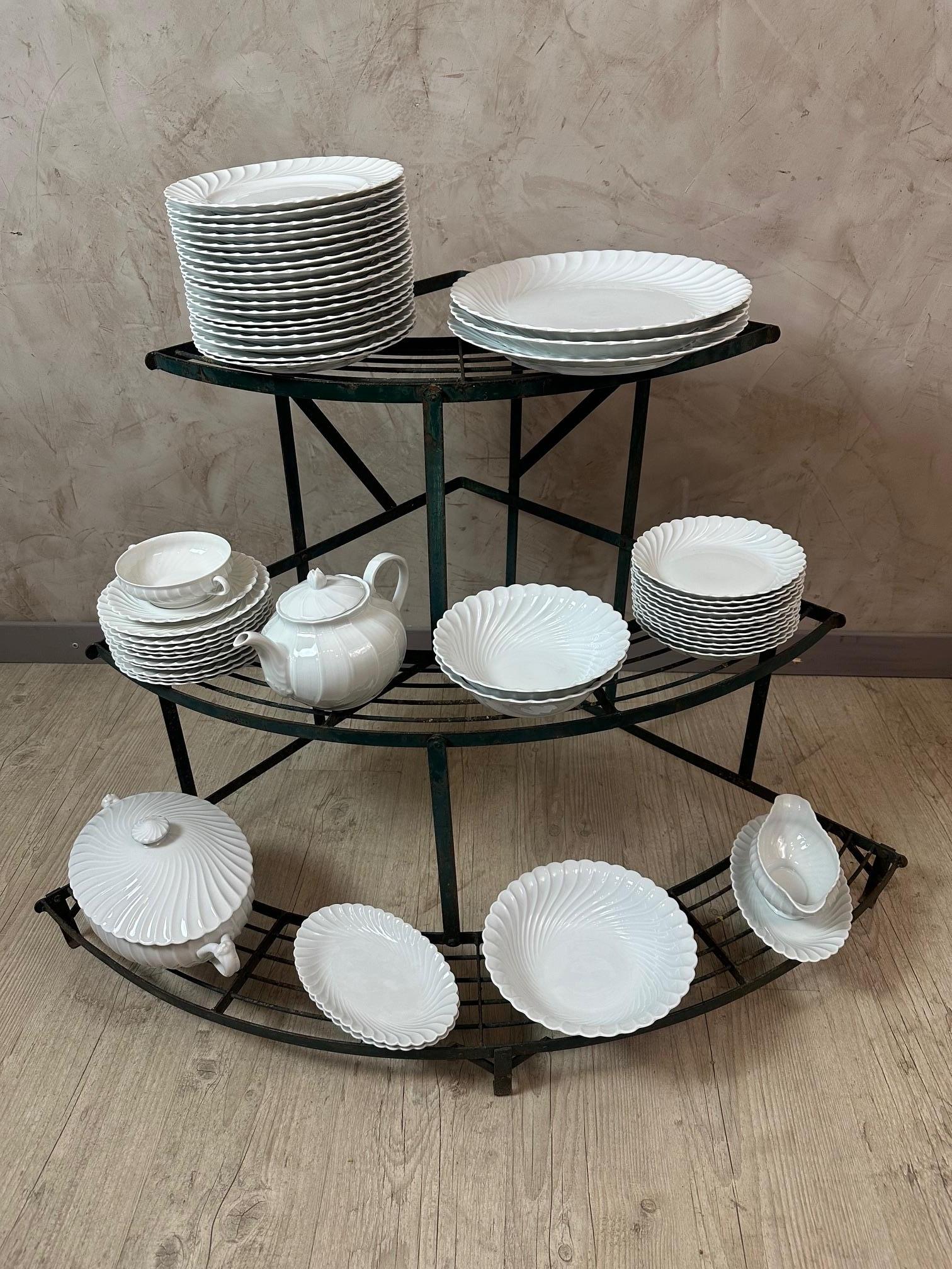 Superbe service de vaisselle en porcelaine de Limoges du célèbre fabricant français Haviland, connu pour son savoir-faire et son élégance intemporels.
Ce set présente un design classique en relief torsadé, caractéristique du style raffiné de