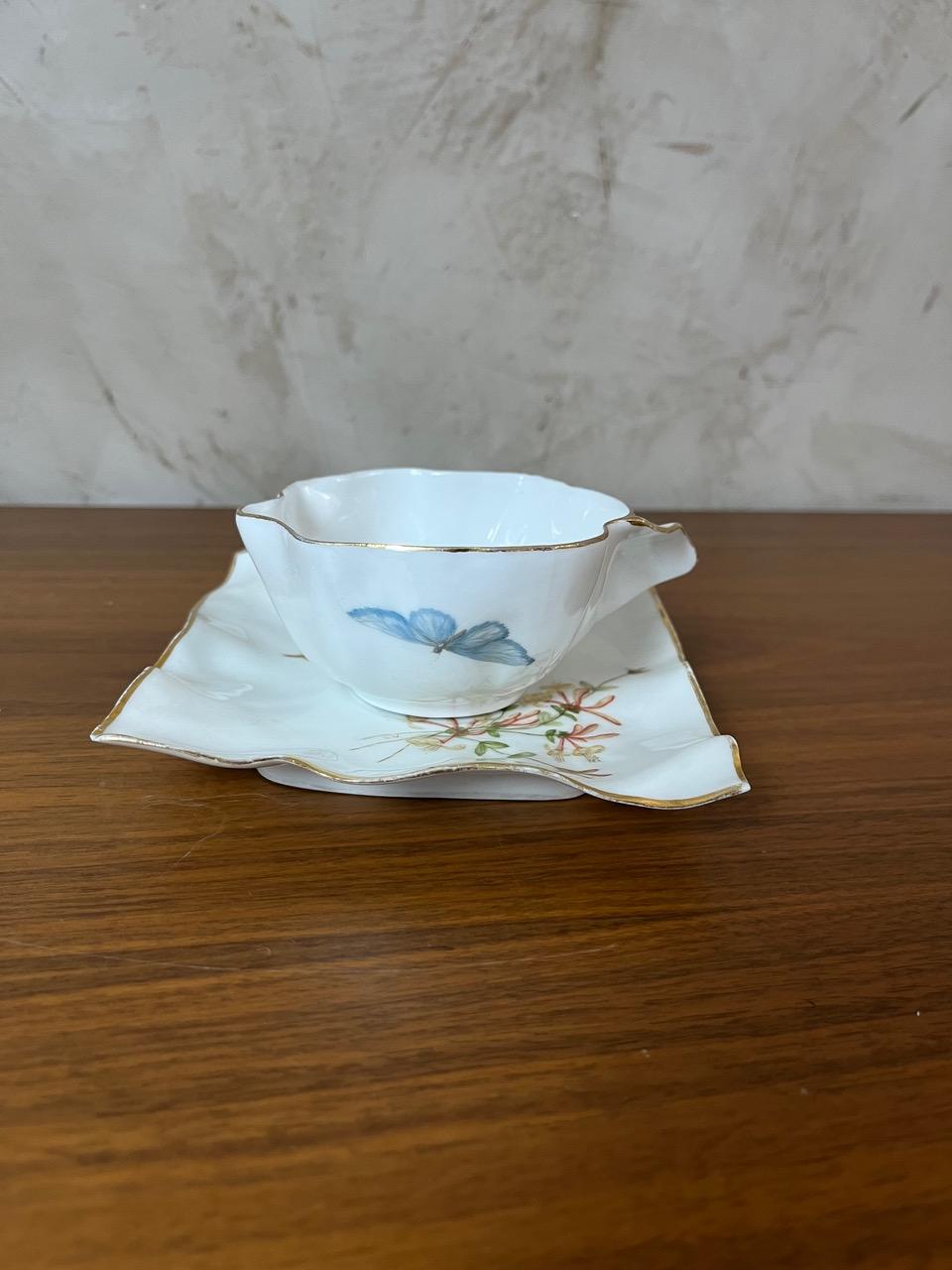 Elegante tazza in fine porcellana di Limoges con piattino abbinato.
Disegno floreale delicatamente dipinto a mano, con rifiniture dorate. La sua originale forma ondulata gli conferisce un fascino raffinato e poetico.
Un pezzo delizioso, perfetto per
