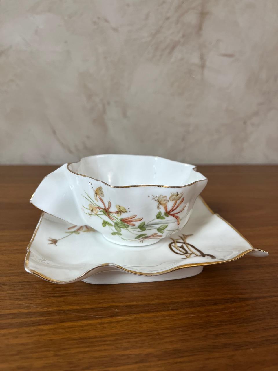 Dipinto a mano Tazza da tè e piattino in porcellana di Limoges del XX secolo, 1900 in vendita