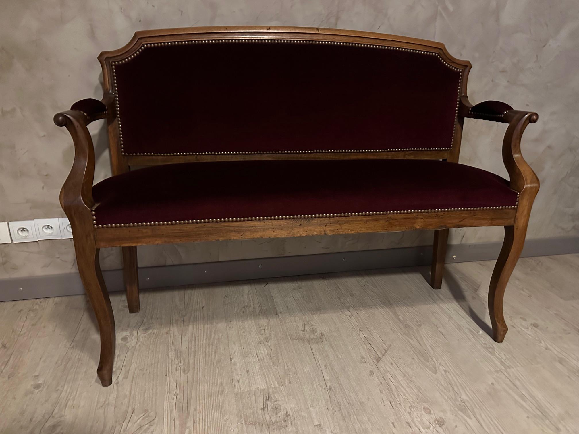 Small two-seater Louis Philippe bench in burgundy velvet in very good condition.
ideal for an entrance or at the end of a bed.