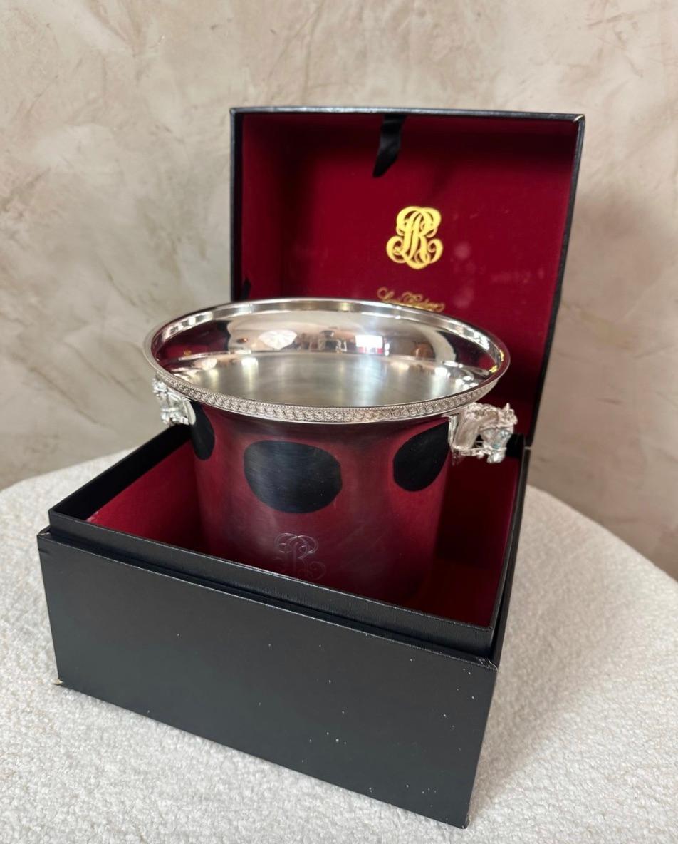 Eleganter, versilberter Champagnerkühler mit fein gearbeiteten Seitengriffen in Form von Pferdeköpfen.

Es handelt sich um ein prestigeträchtiges Modell mit der Unterschrift des renommierten Champagnerhauses Louis Roederer, ein Name, der für