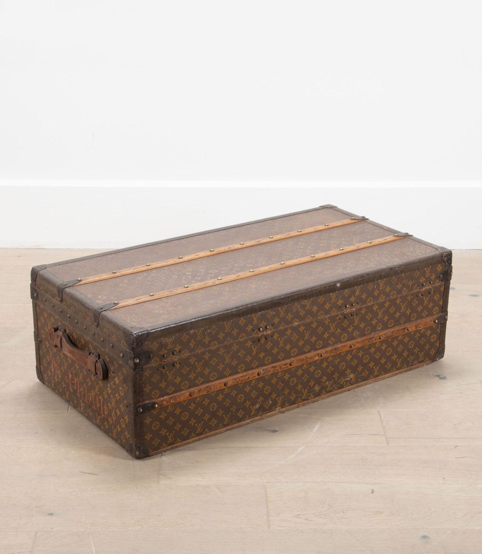 LOUIS VUITTON Baule da cabina in tela Monogram con stencil, 1920 circa. 

Presenta bordi in lozine marrone scuro, serratura centrale in ottone, serrature laterali in ottone, maniglie e rinforzi angolari in metallo verniciato. L'interno è rivestito