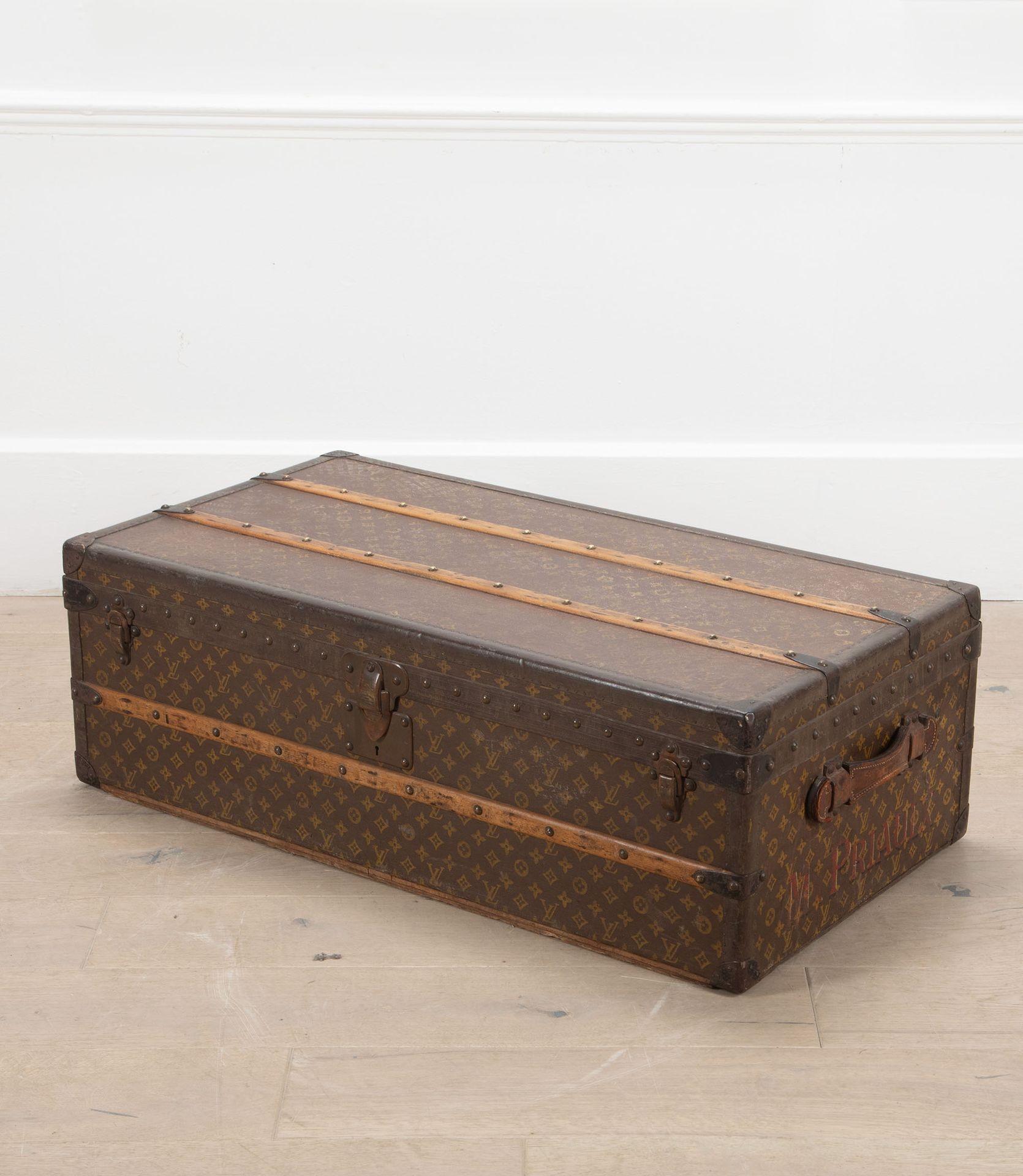 Art Déco Baule Louis Vuitton francese del 20° secolo in tela Monogram in vendita