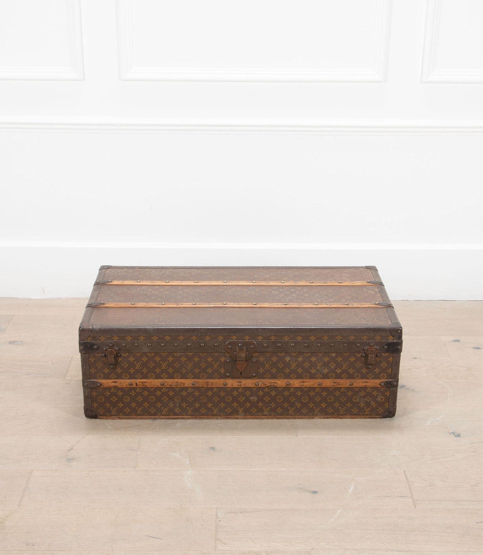 Inizio XX secolo Baule Louis Vuitton francese del 20° secolo in tela Monogram in vendita