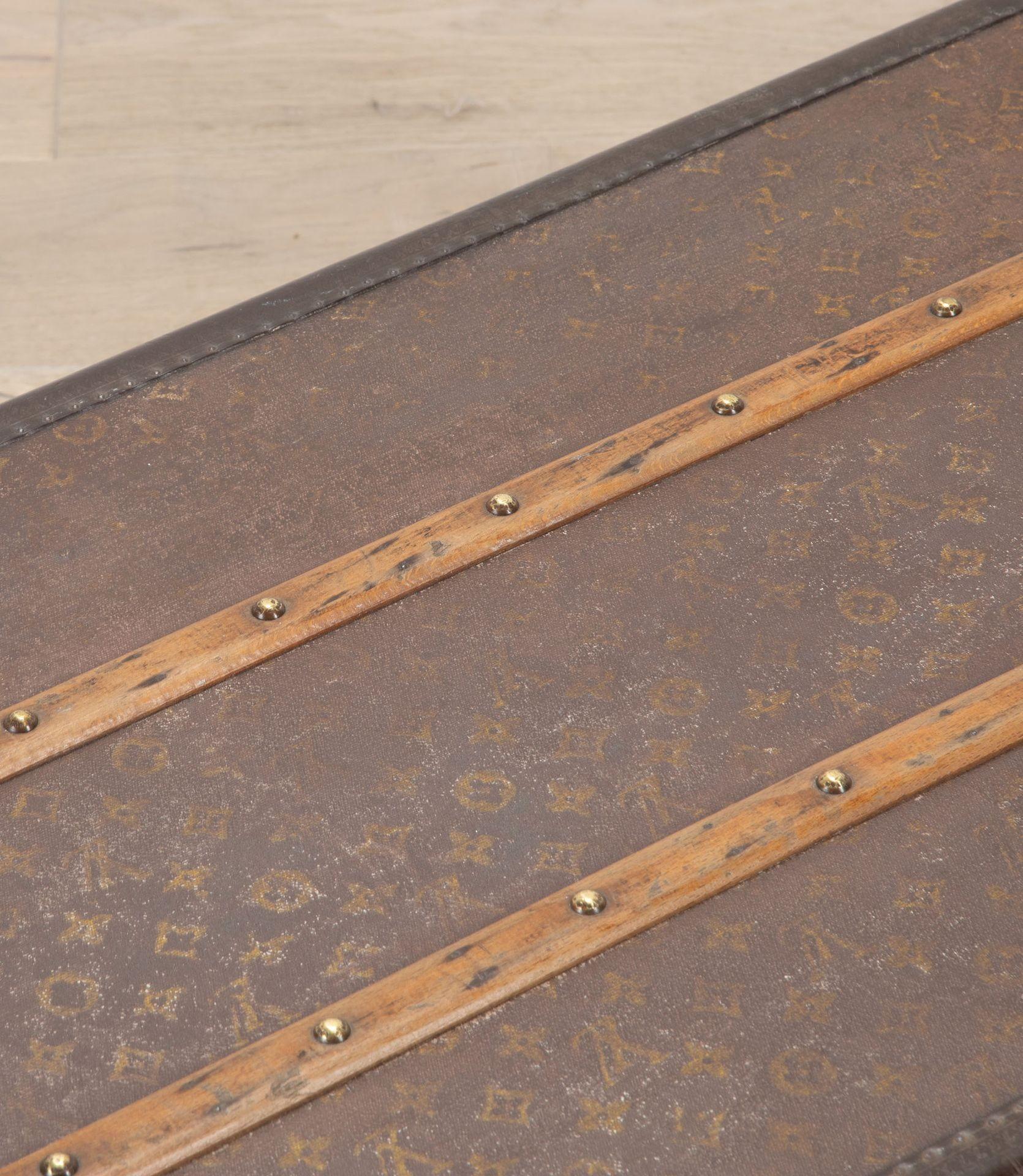 Tela Baule Louis Vuitton francese del 20° secolo in tela Monogram in vendita
