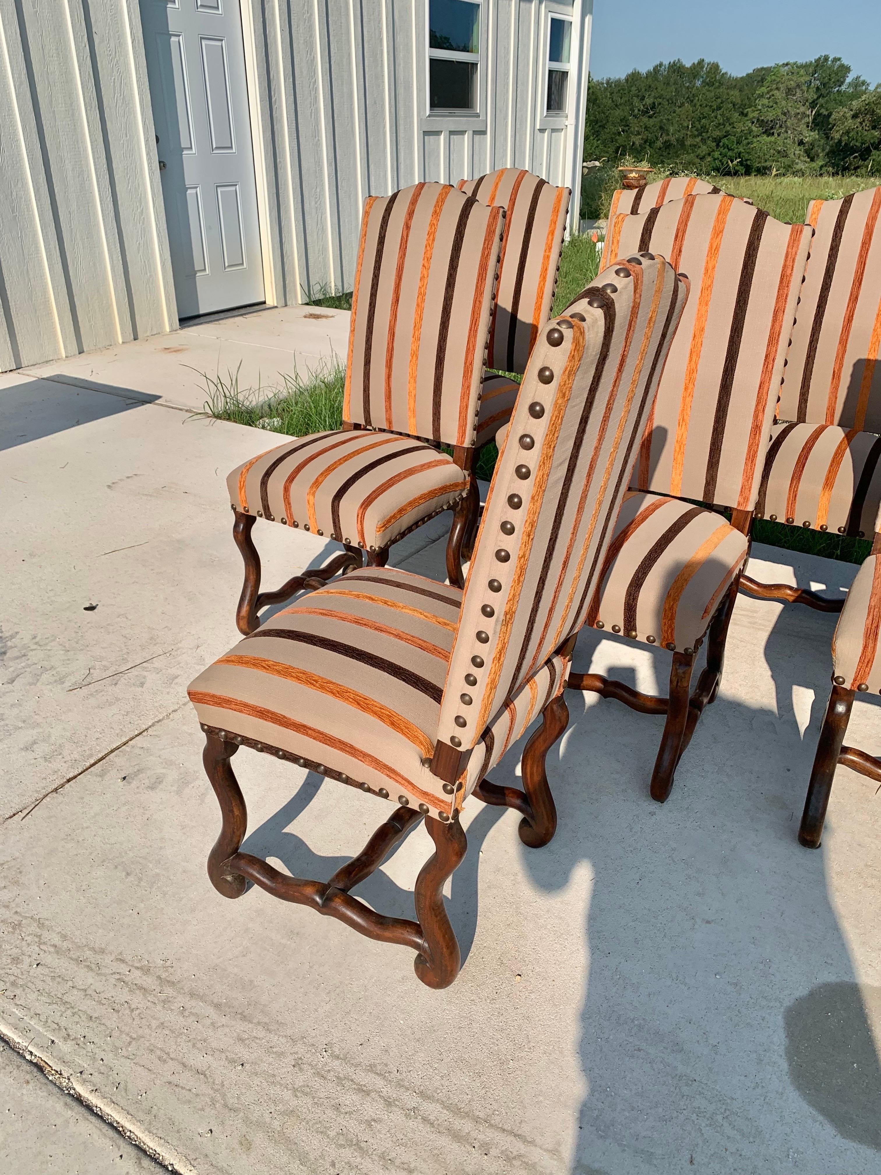 Chaises de salle à manger françaises du 20ème siècle de style Louis XIII sculptées en os de mouton - lot de 8 en vente 3