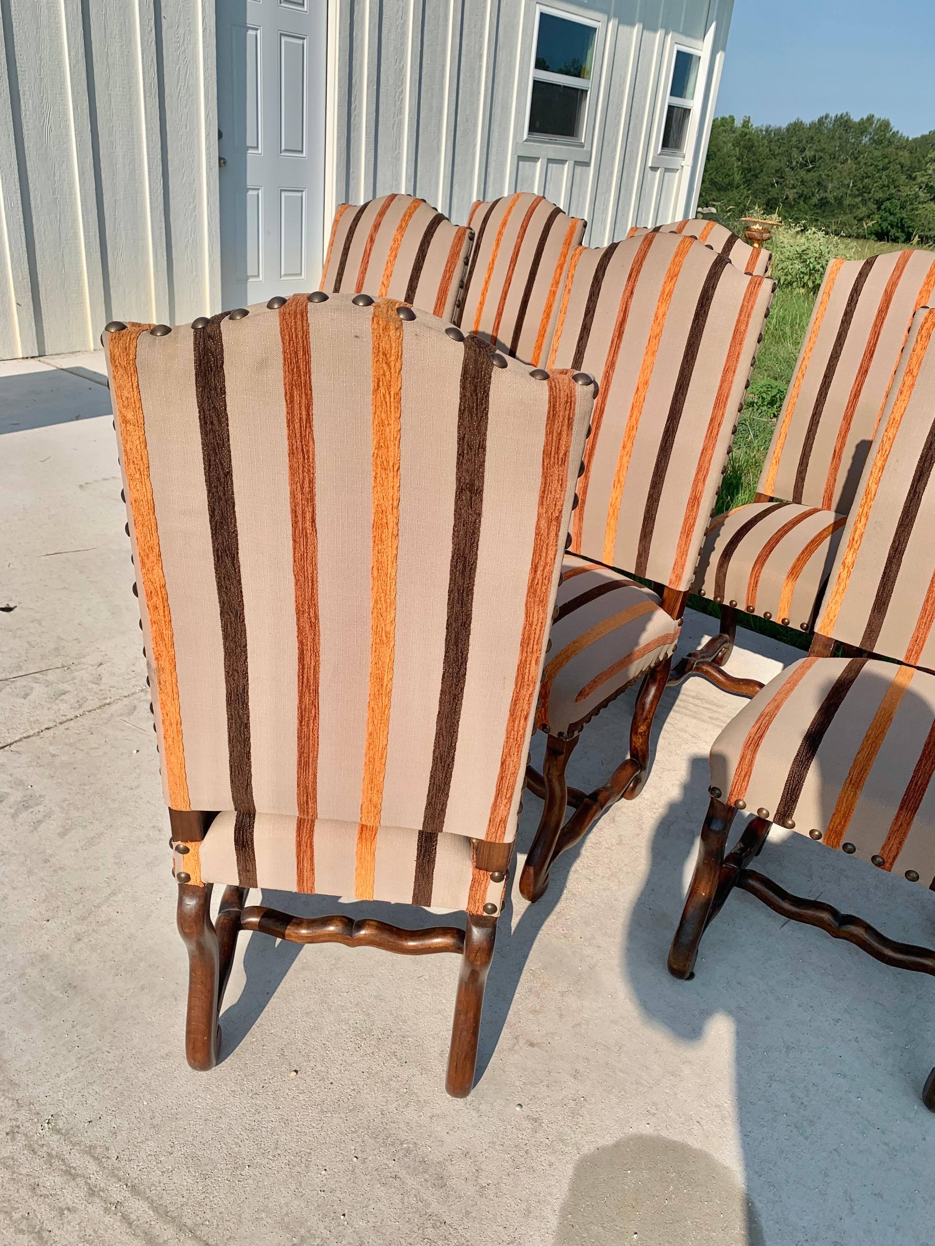 Chaises de salle à manger françaises du 20ème siècle de style Louis XIII sculptées en os de mouton - lot de 8 en vente 4