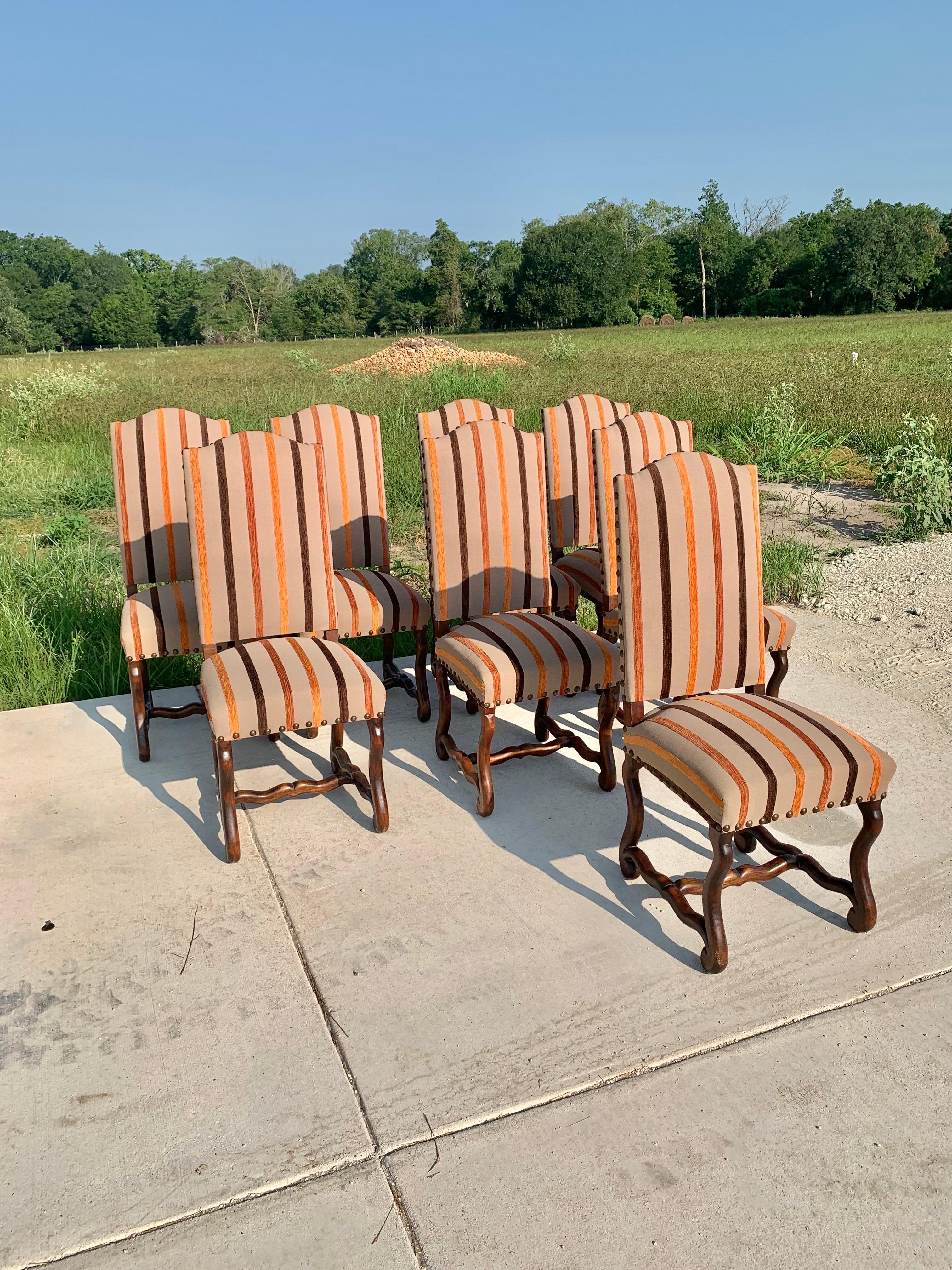 Chaises de salle à manger françaises du 20ème siècle de style Louis XIII sculptées en os de mouton - lot de 8 en vente 5