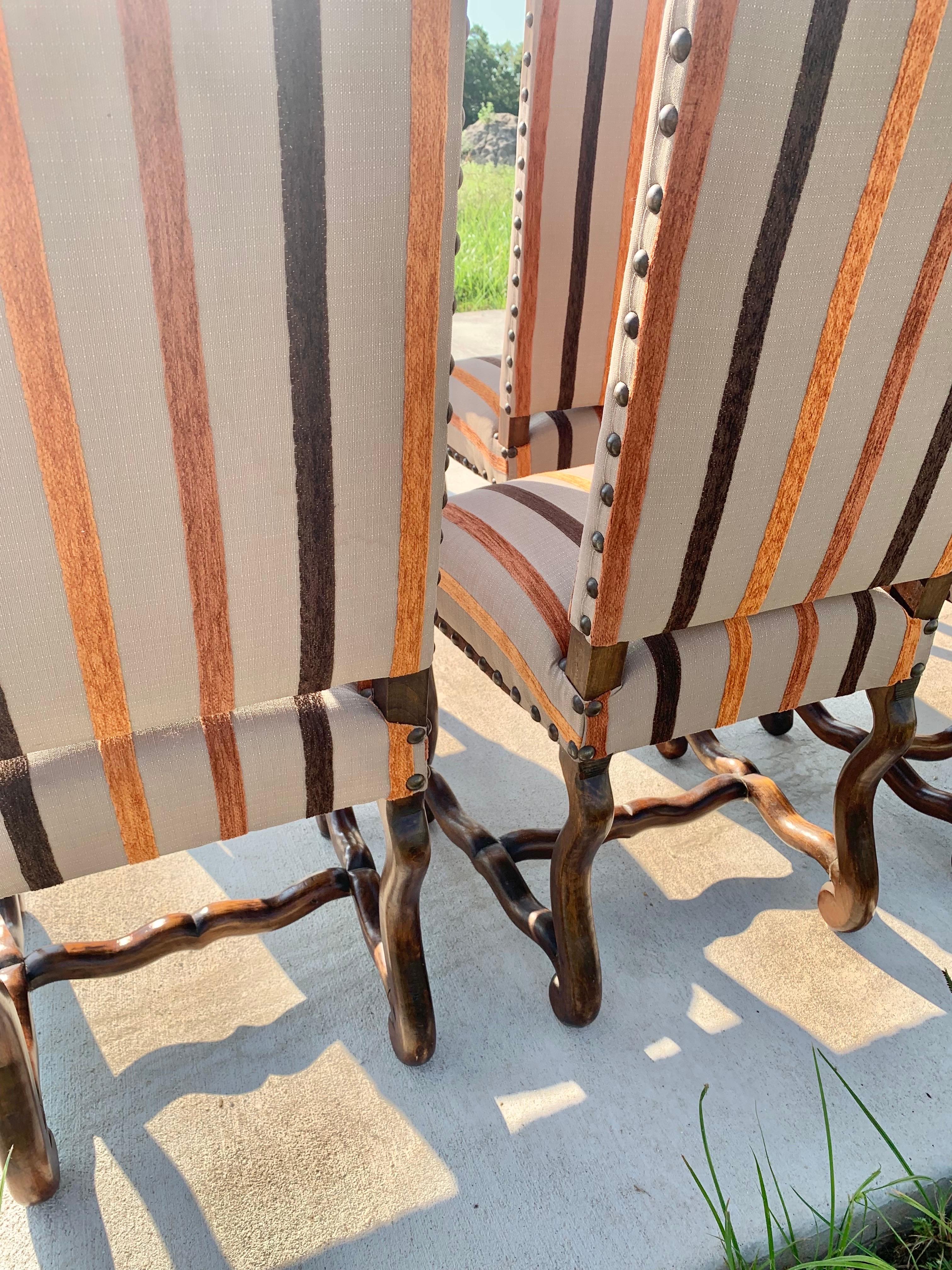 Chaises de salle à manger françaises du 20ème siècle de style Louis XIII sculptées en os de mouton - lot de 8 en vente 6