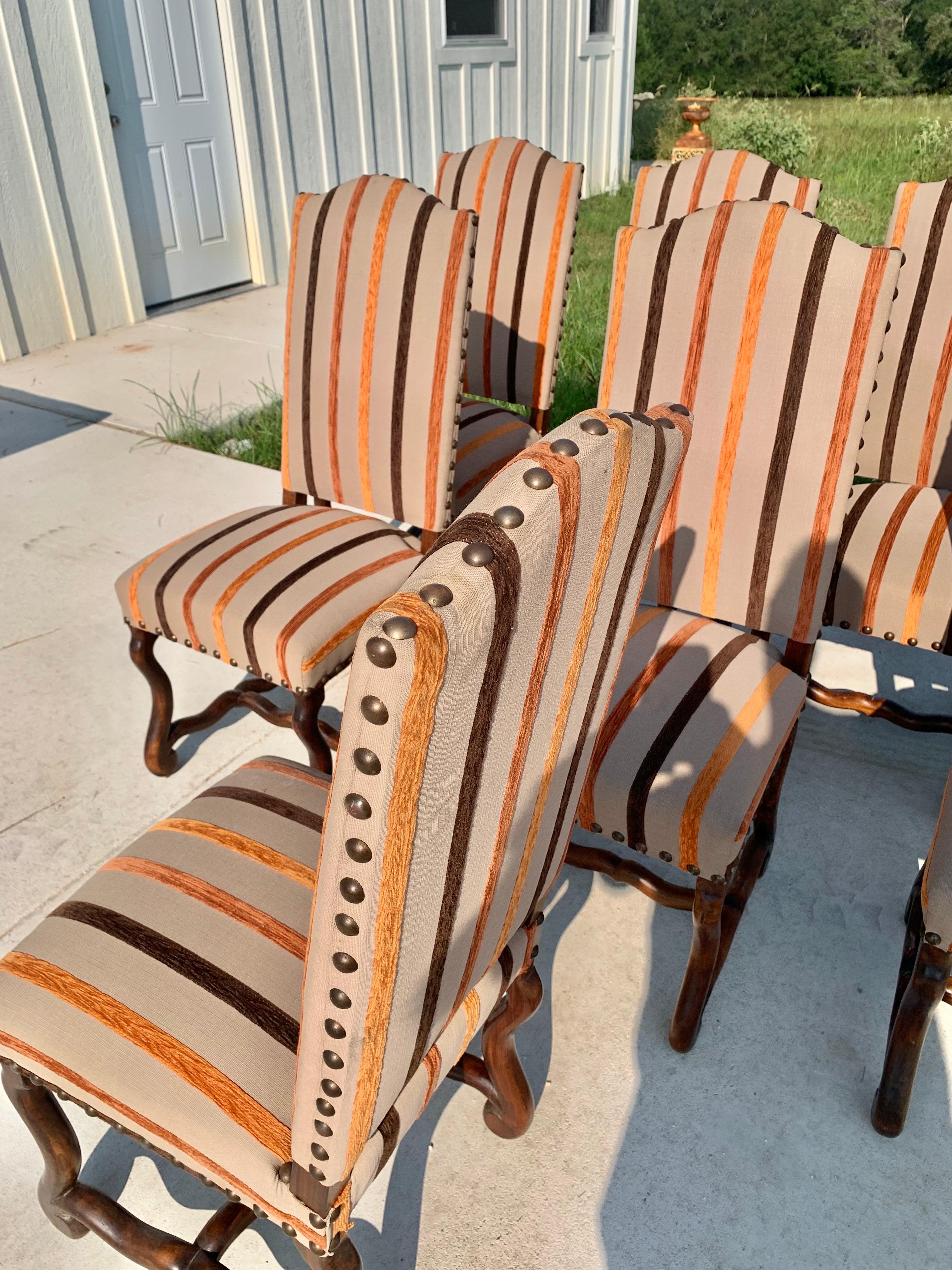 Chaises de salle à manger françaises du 20ème siècle de style Louis XIII sculptées en os de mouton - lot de 8 en vente 7