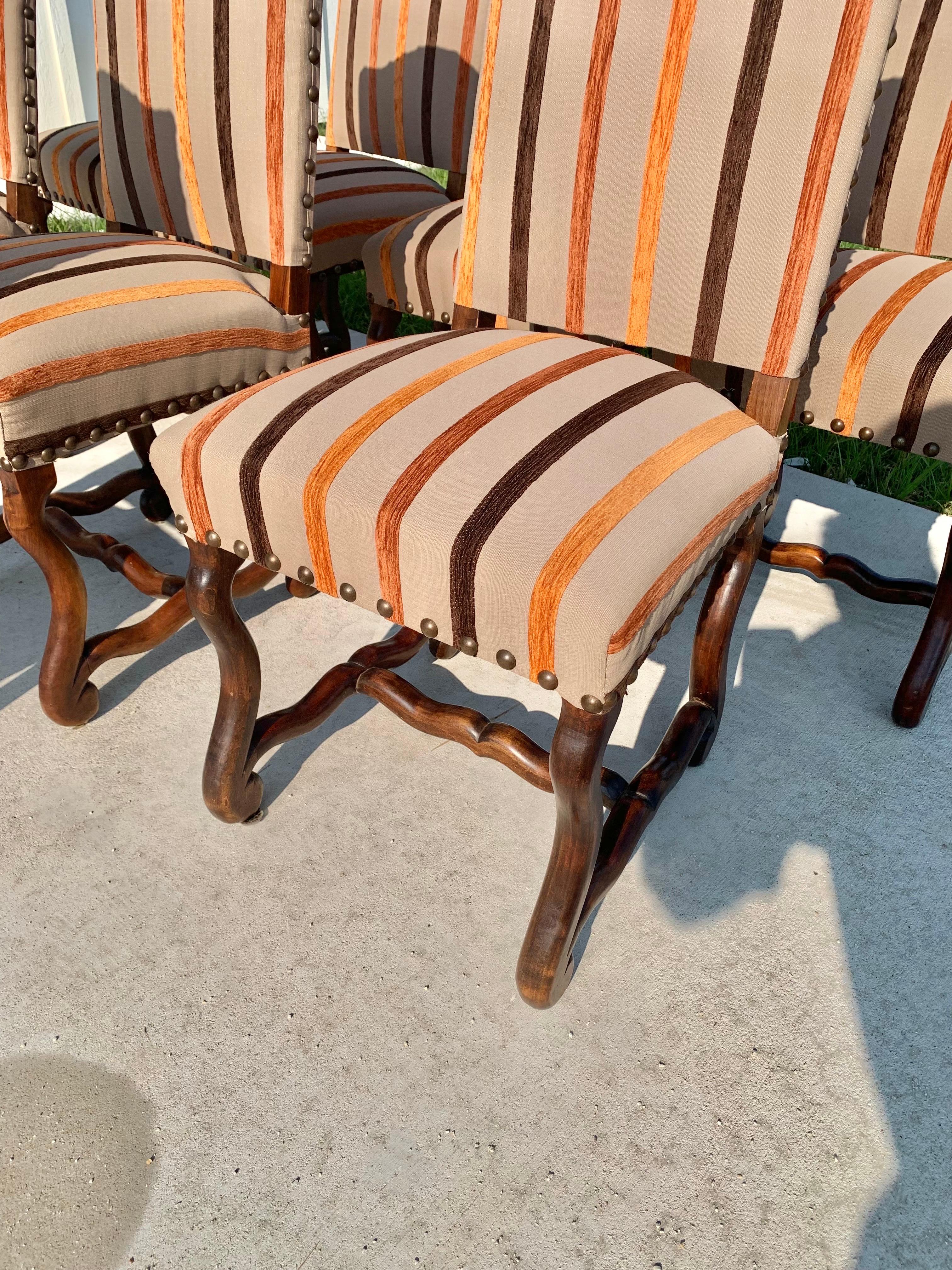Tissu d'ameublement Chaises de salle à manger françaises du 20ème siècle de style Louis XIII sculptées en os de mouton - lot de 8 en vente