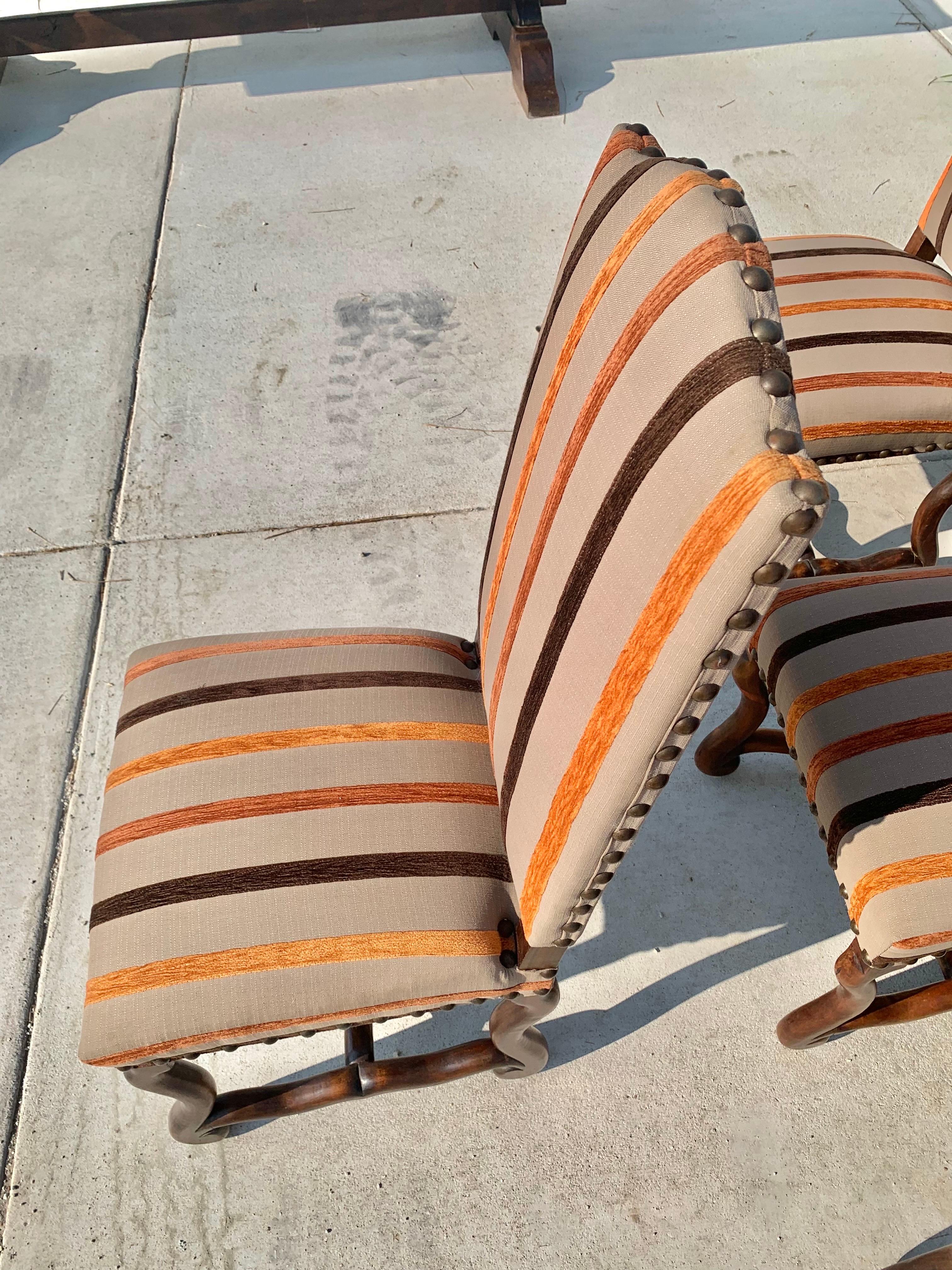 Chaises de salle à manger françaises du 20ème siècle de style Louis XIII sculptées en os de mouton - lot de 8 en vente 2