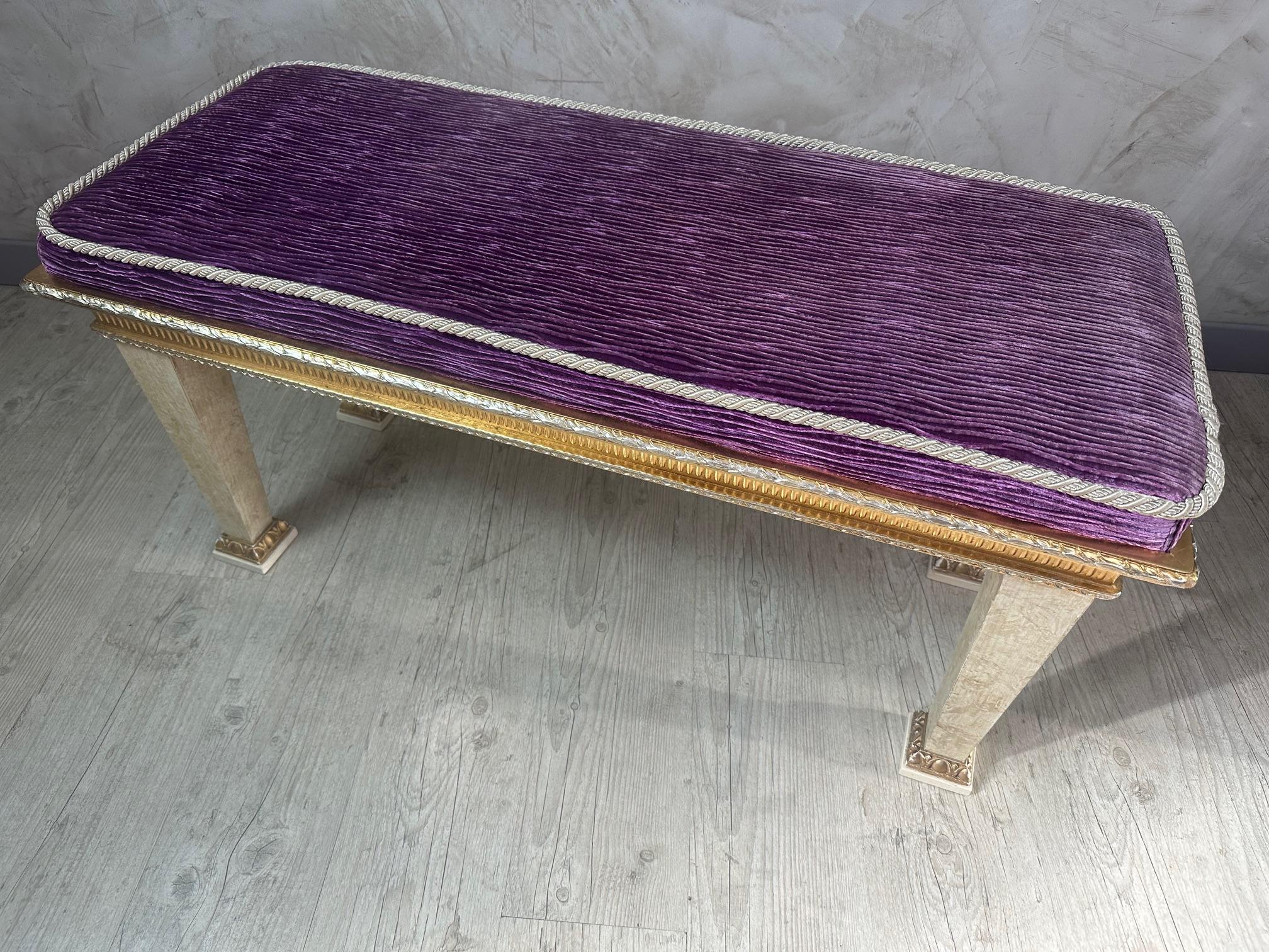 Very beautiful Louis XIV style bench in very good condition dating from the 80s. In patinated resin and cushion purple velvet with wave pattern and gold braid finish. The cushion is not removable.
Good quality and very good condition.