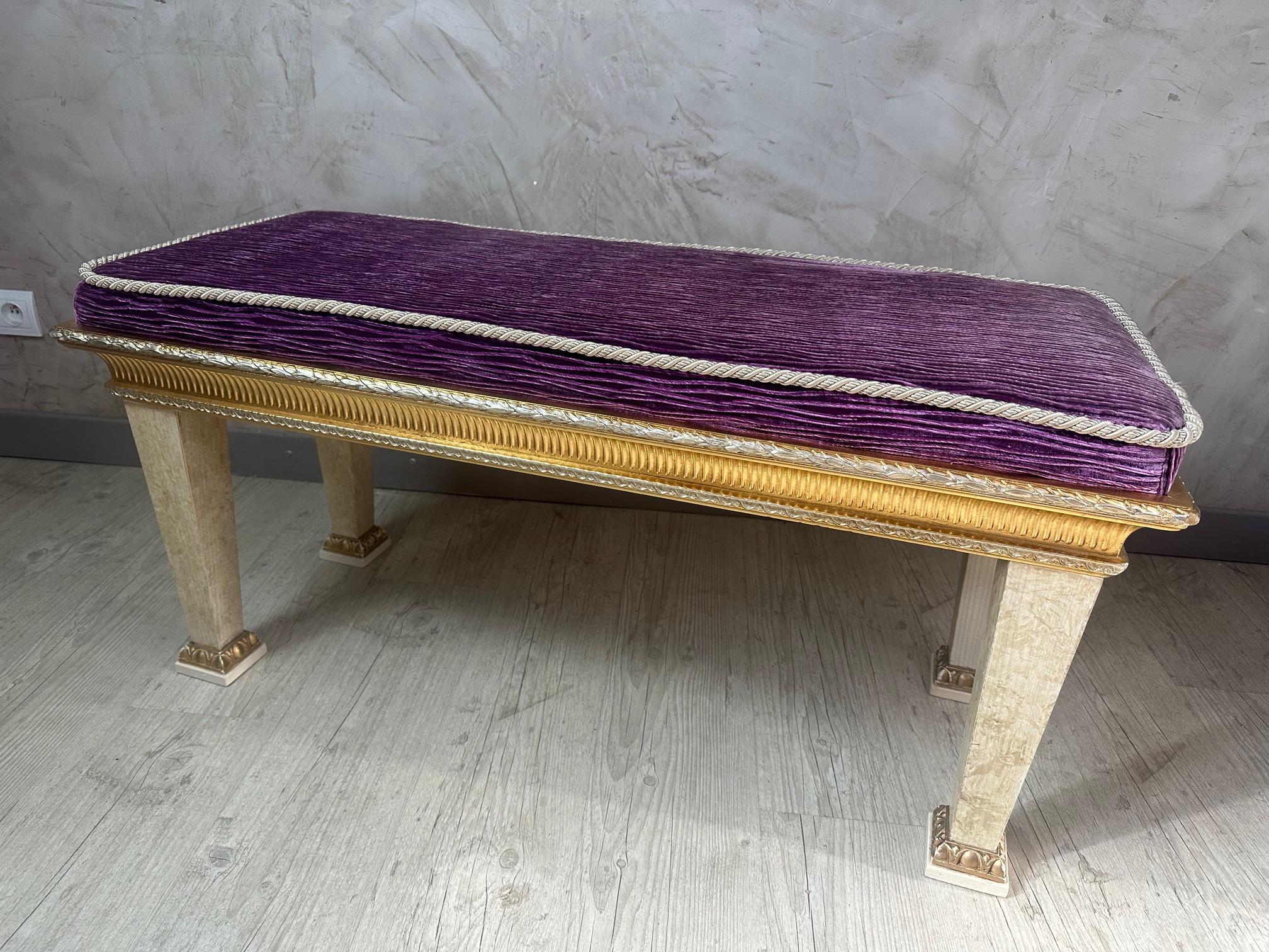 Français Banc français du 20e siècle de style Louis XIV en résine et velours, années 1980 en vente