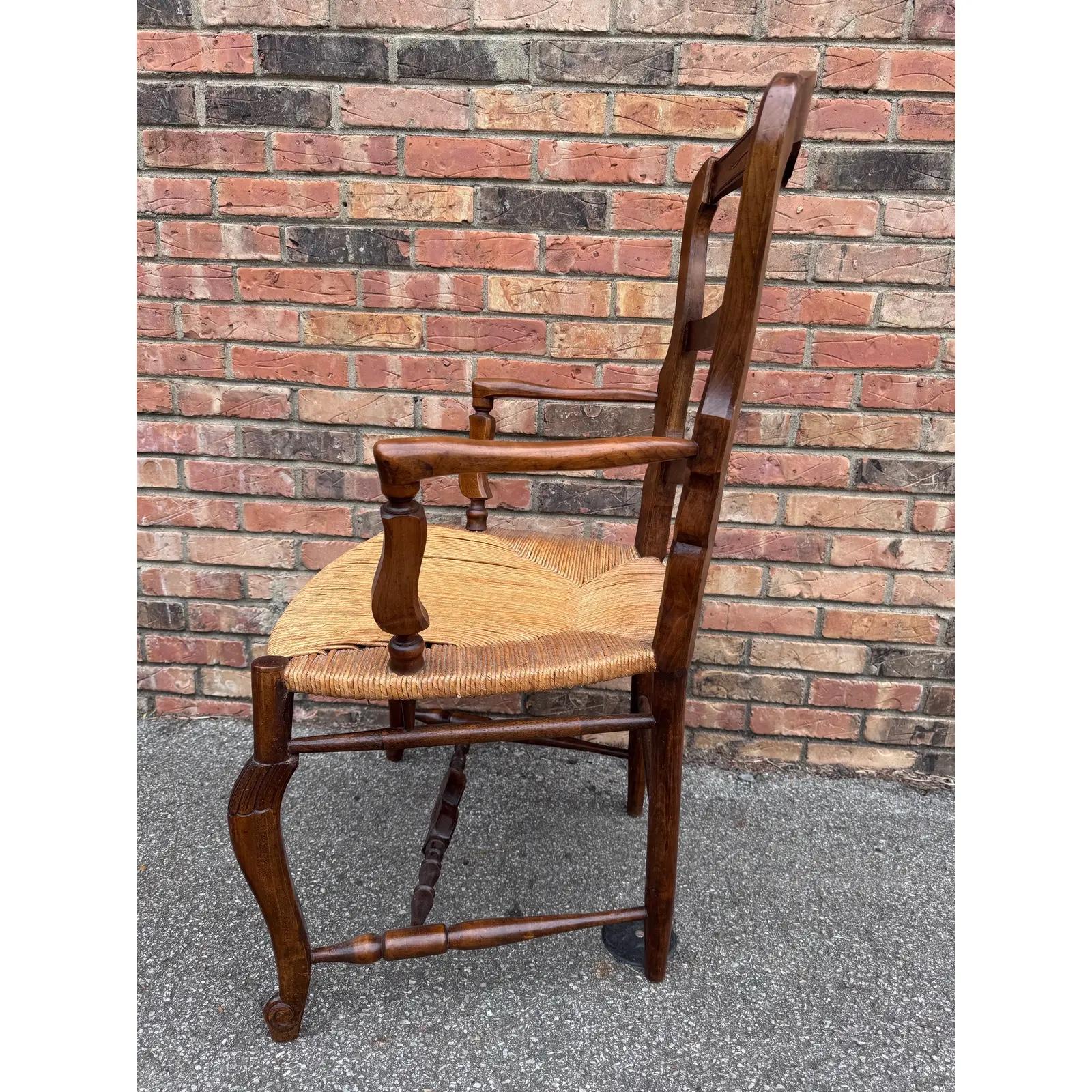 Dies ist eine schöne frühen 20. Jahrhundert Französisch Provincial Louis XV-Stil Sessel. Die Binsenstühle sind in ausgezeichnetem Zustand und mit aufwendigen Blumenmotiven auf einem stabilen Eichengestell handgefertigt. Die Sitzfläche aus