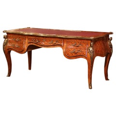 Assiette de bureau Louis XV du 20ème siècle en marqueterie de cuir sculpté et bronze