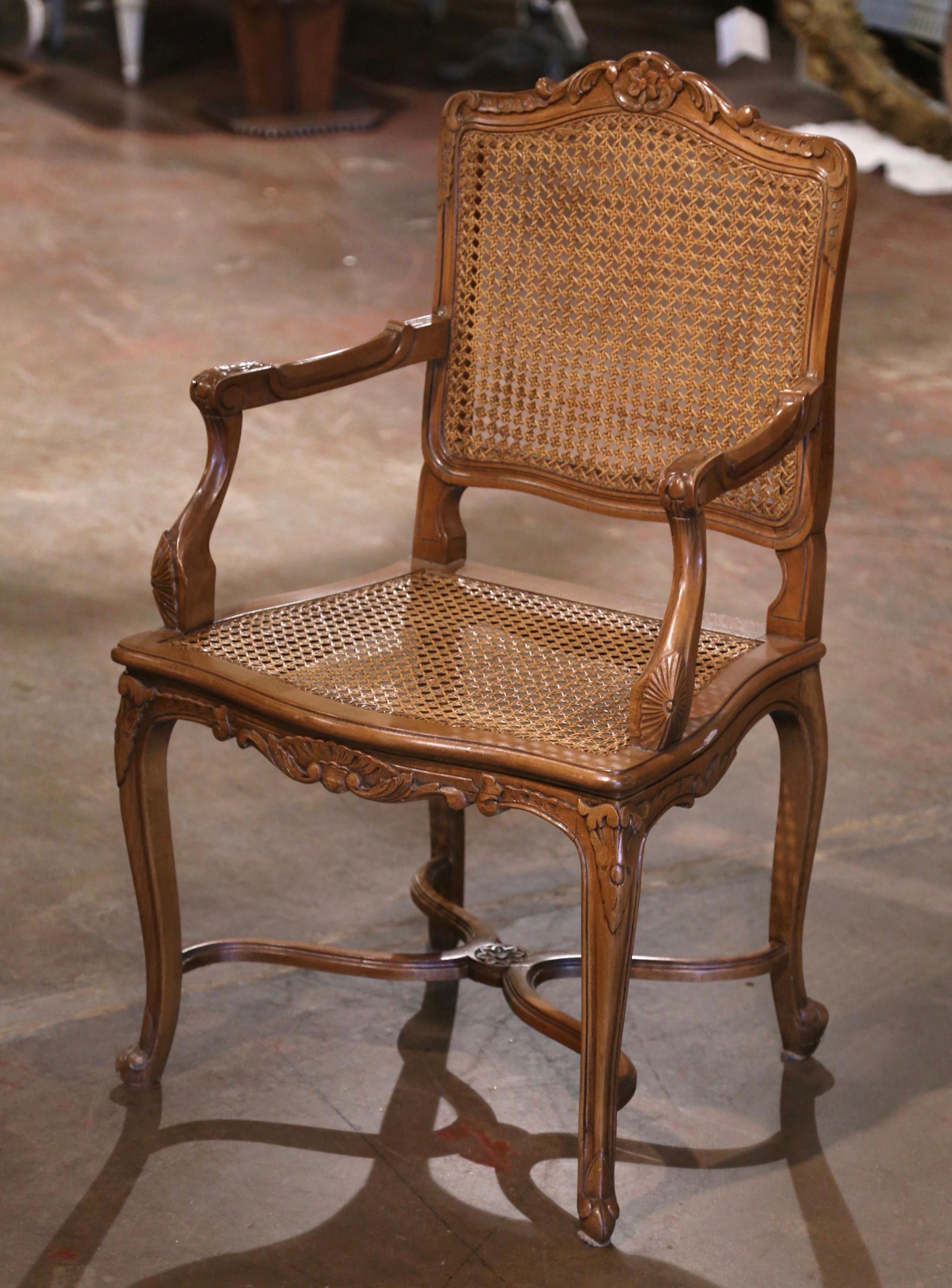 20. Jahrhundert Französisch Louis XV geschnitzt Nussbaum und Cane Schreibtisch Sessel im Zustand „Hervorragend“ im Angebot in Dallas, TX