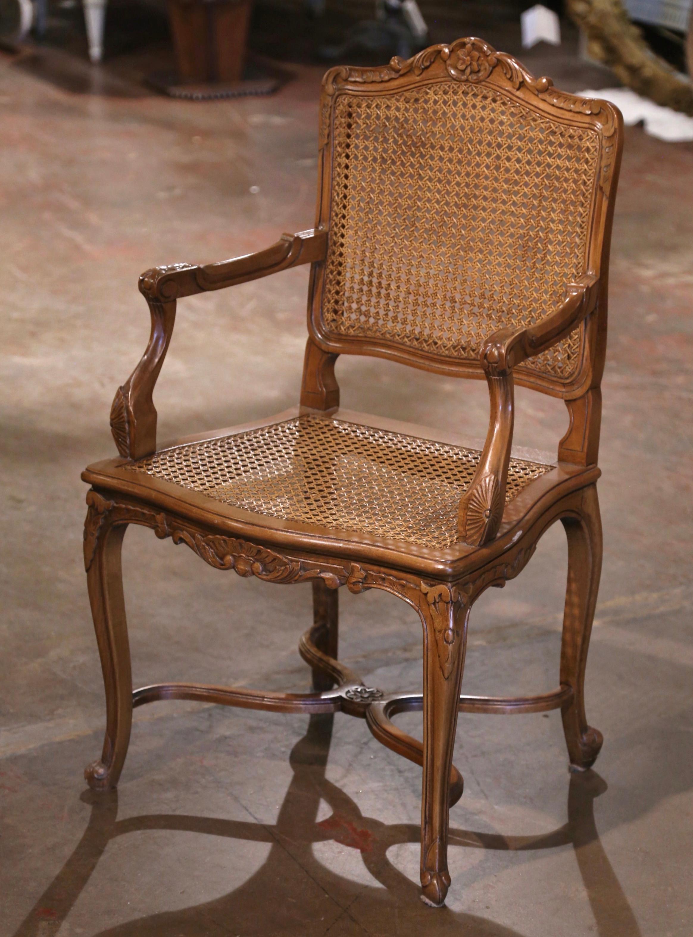 Intagliato a mano Poltrona da scrivania in noce e canna intagliata Louis XV francese del XX secolo in vendita